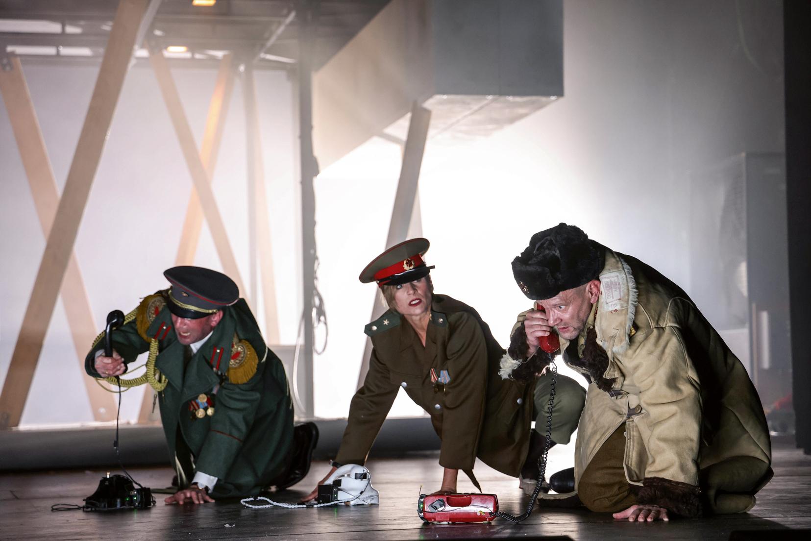 Alexander Swoboda, Julischka Eichel und Robert Kuchenbuch in „Leben und Schicksal“ nach Wassili Grossman in der Regie von Armin Petras am Theater Bremen.