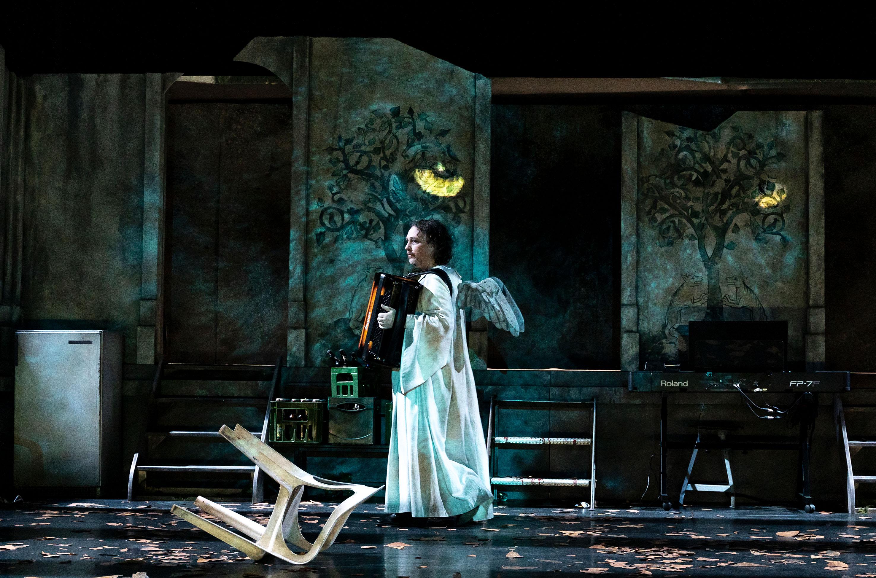 Uwe Steger als ramponierter Engel in „Herscht 07769“ nach dem gleichnamigen Roman von László Krasznahorkai am Theater Rudolstadt. Regie: Alejandro Quintana. Foto: Anke Neugebauer