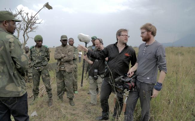 „Das Kongo Tribunal“ – Bei einer Recherche dreht Milo Rau mit kongolesischen Soldaten. 