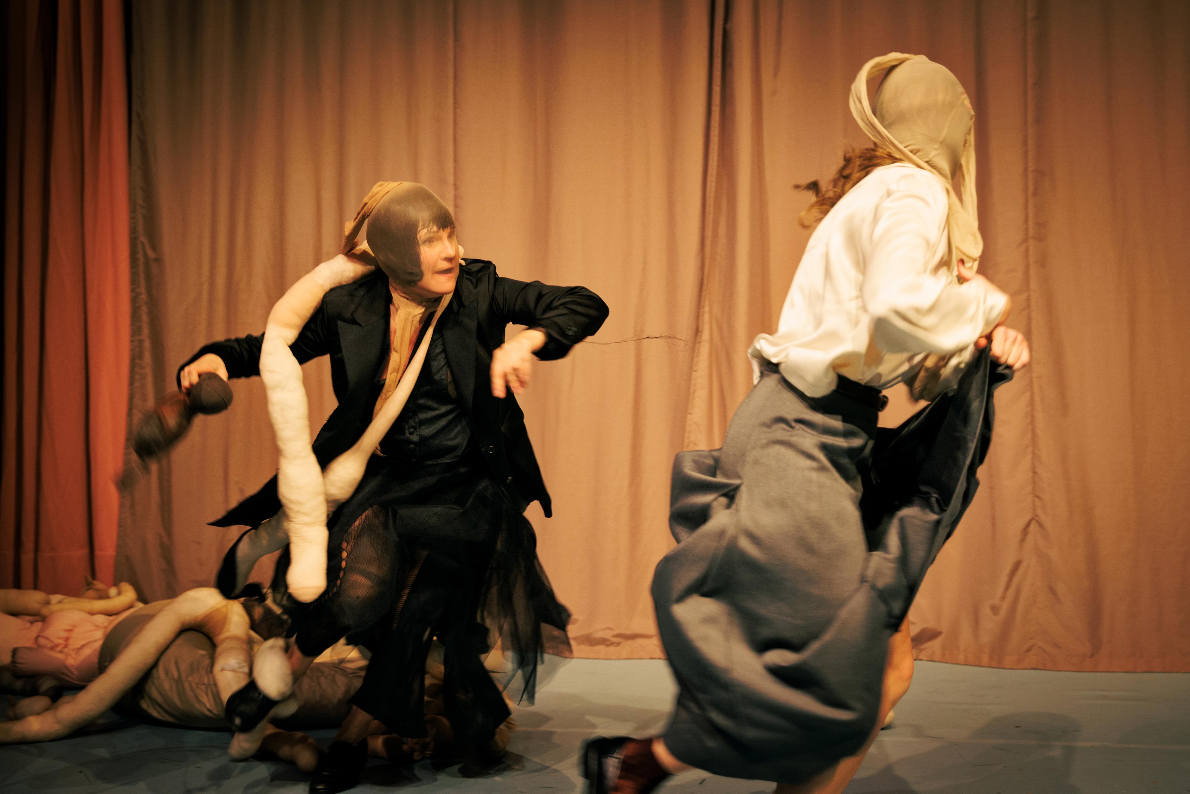 Antonia Mohr und Lucie Emons in „Dem Marder die Taube“ in der Regie von Nele Lindemann am Badischen Staatstheater Karlsruhe. Foto Felix Grünschloss