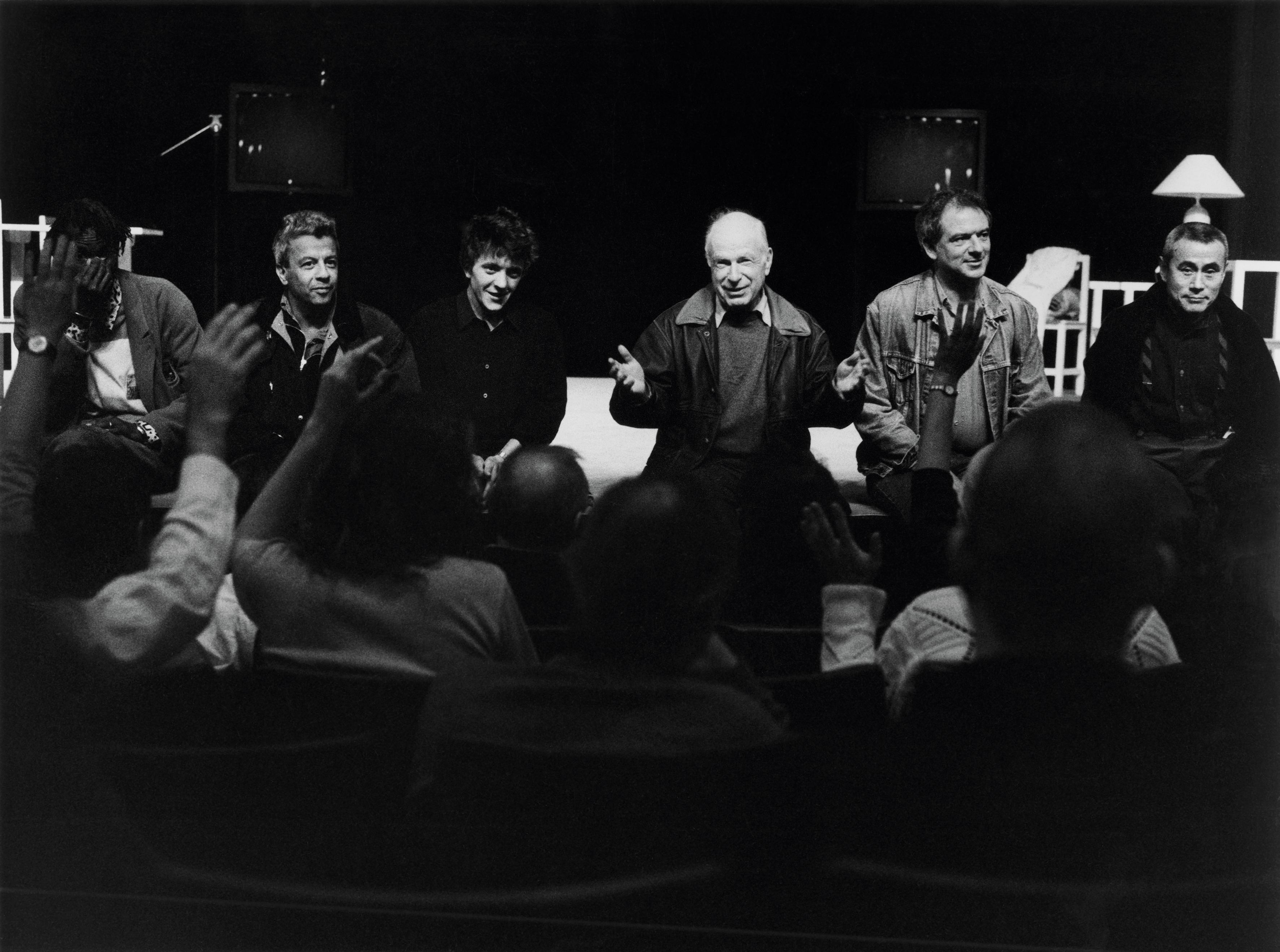 Peter Brook mit dem Ensemble von „L’homme qui“ bei den Proben 1993. V.l.n.r.: Sotigui Kouyate, Maurice Benichou, David Bennent, Peter Brook, Mahmoud Tabrizi-Zadeh, Yoshi Oida.