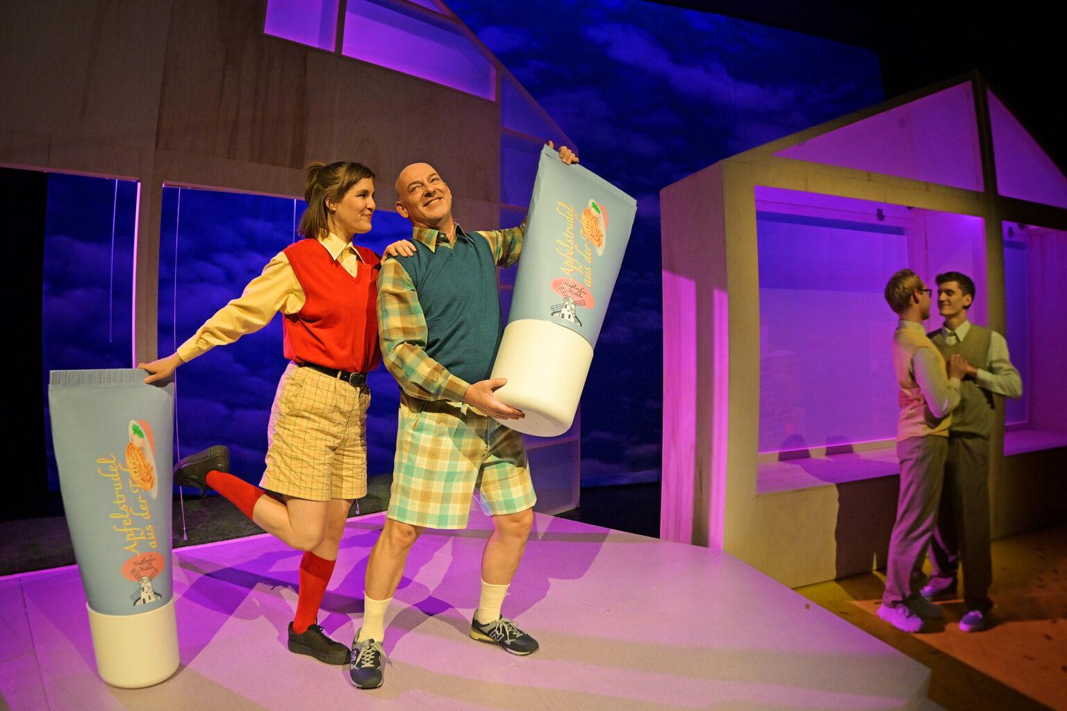 Katharina Uhland, Johannes Schmidt, Carl Gruebel und Lennart Klappstein in „Magic Town“ in der Regie von Hannah Hannah Frauenrath am Staatstheater Mainz. Foto Andreas Etter