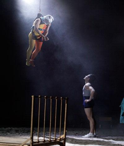 Durch das Spiel das Leben wieder beleben – Martin Laberenz inszeniert „Was ihr wollt“ (hier mit v.l. Jens Ochlast und Maximilian Pekrul) als Künstlerdrama. Foto Karen Stuke