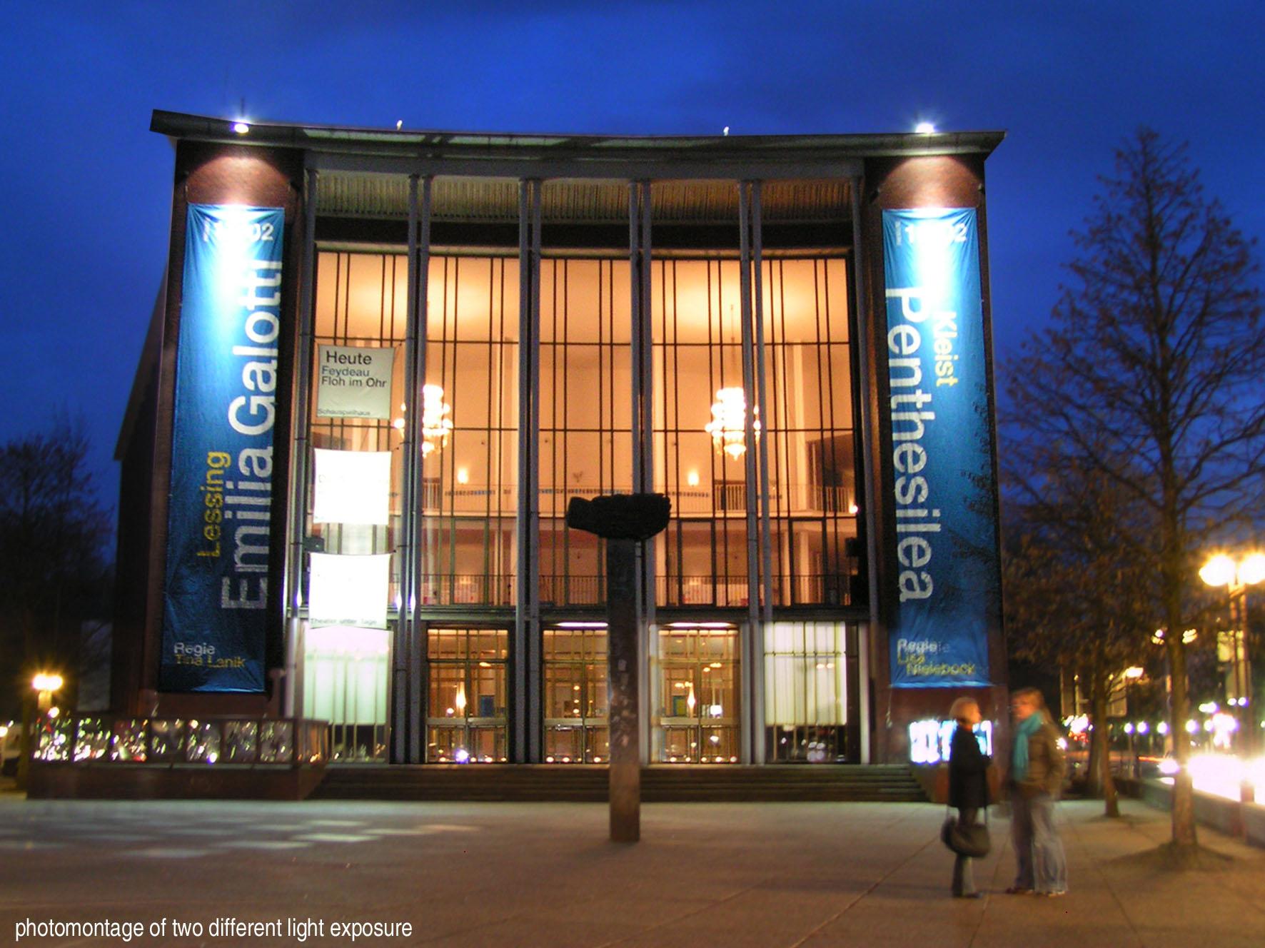  Das Schauspielhaus Bochum mit dem vorgelagerten Saladin-Schmitt-Platz bei Nacht; eine Montage aus zwei verschieden