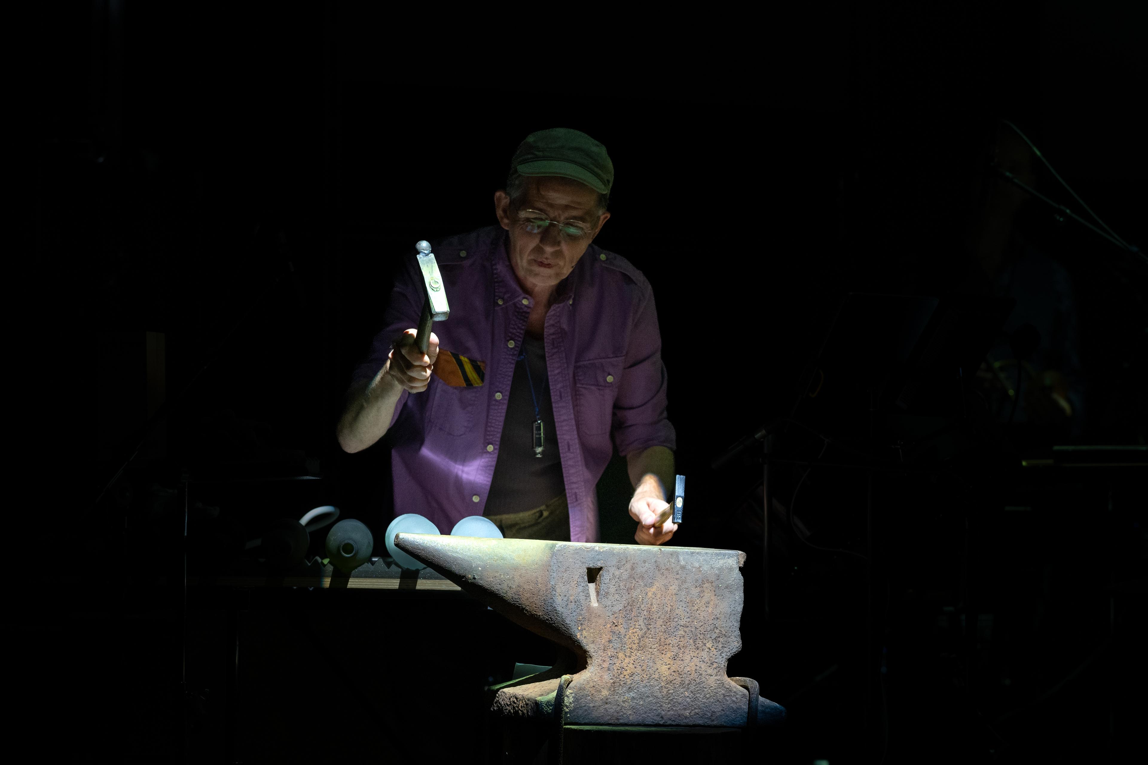 Ein Hammerschlag auf einen Amboss: Apergis Interpretation des Gedichts von Annette von Droste-Hülshoff ist fein, virtuos und akzentuiert.