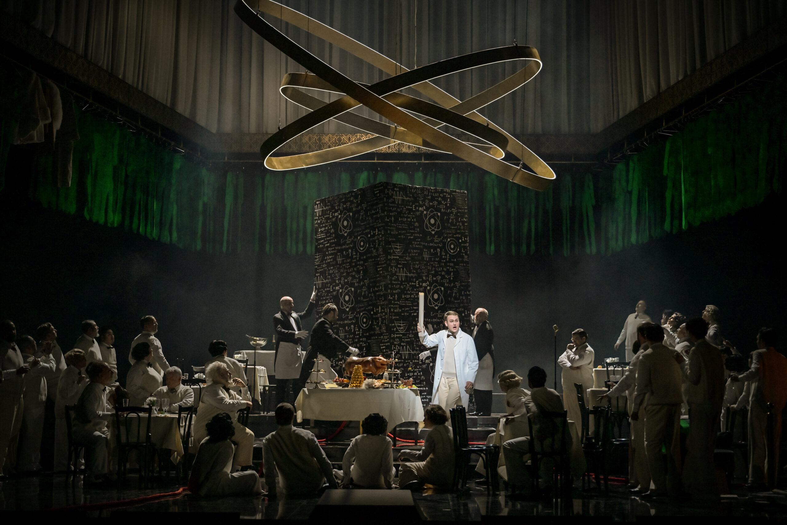 Tim-Lukas Reuter als Einstein in „Der Chronoplan“, Regie Lorenzo Fioroni am Staatstheater Mainz. Foto Andreas Etter