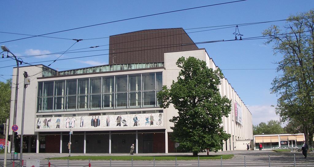Das Foto zeigt die im allgemeinen Stadtbild unauffällige West-Fassade des Mannheimer Nationaltheaters. Der Besucher