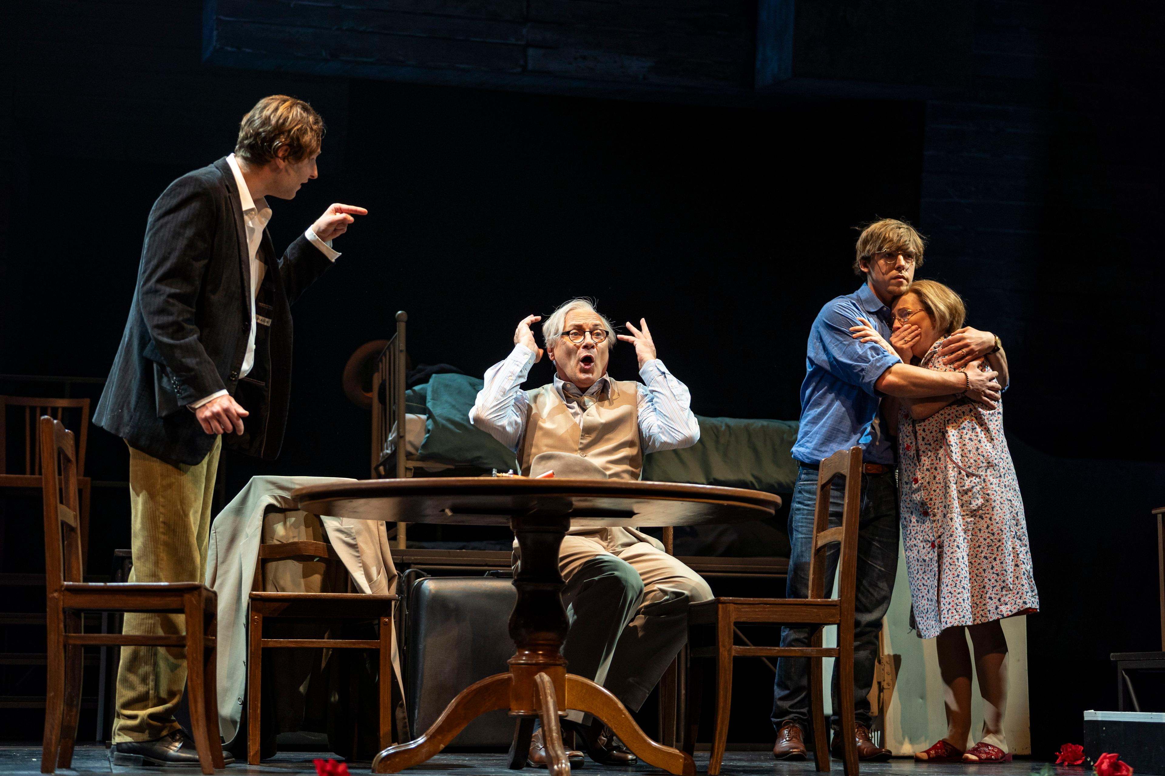 Willy Loman: ein auf besondere Art Verwirrter in der Inszenierung von „Tod eines Handlungsreisenden“ am Deutsch-Sorbischen Volkstheater Bautzen. Foto Roman Koryzna