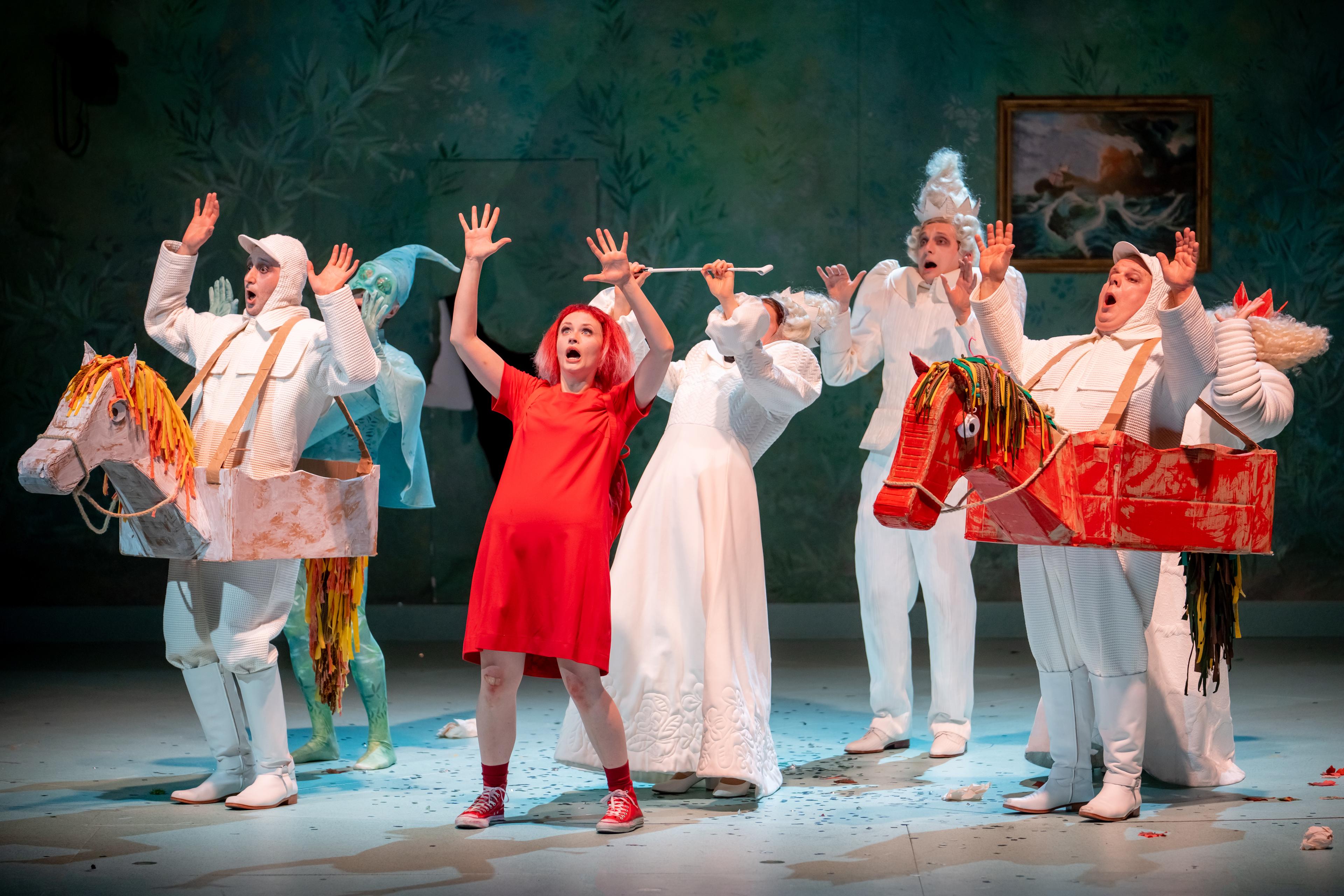 Doğukan Kuran, Alison Scherzer, Adam Temple-Smith und Stefan Sevenich in „Alice im Wunderland“. Foto Andreas Lander