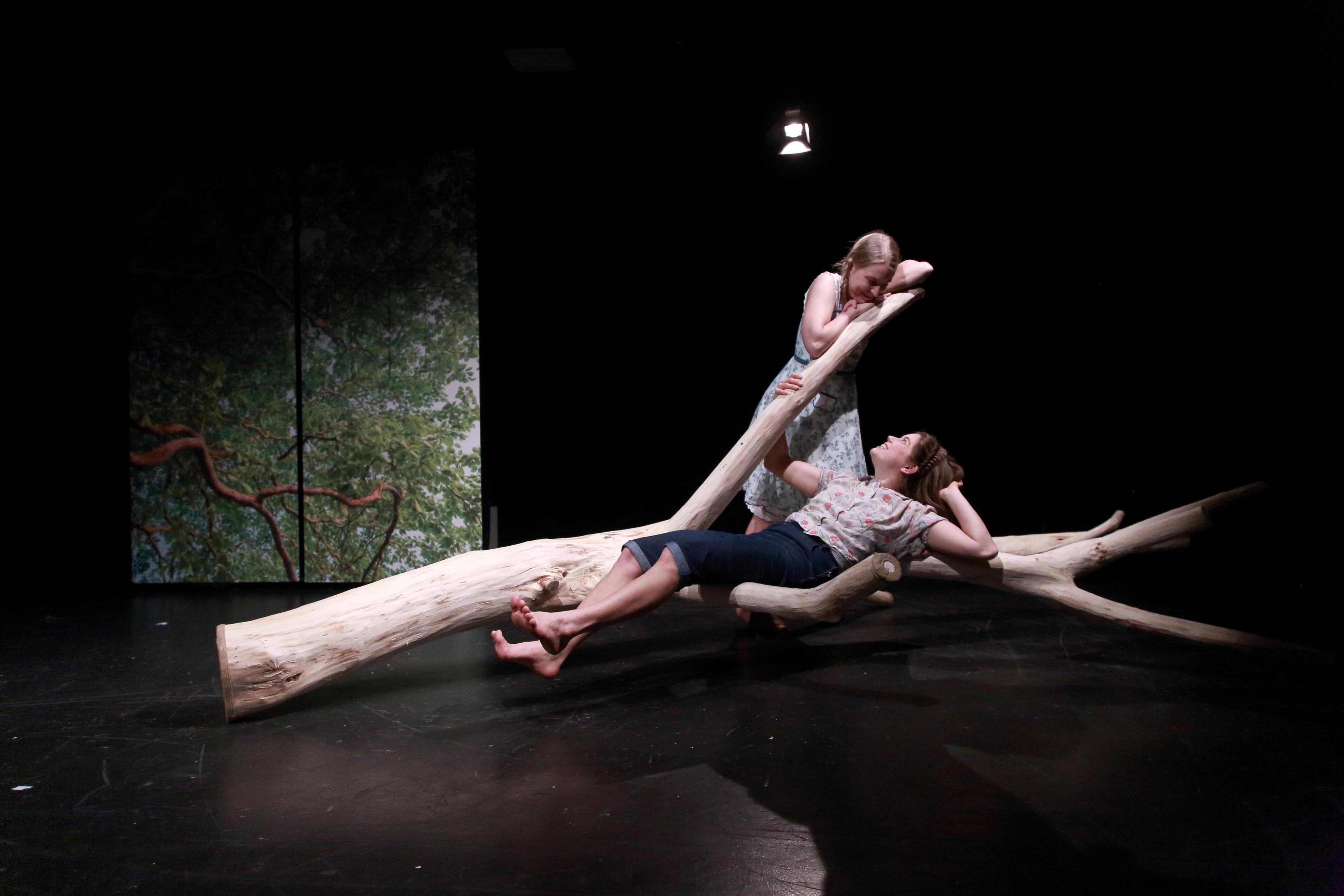 Valeria Prautsch und Mayra Bosshard in „Die lichten Sommer“ am Theater Aalen. Foto Peter Schlipf