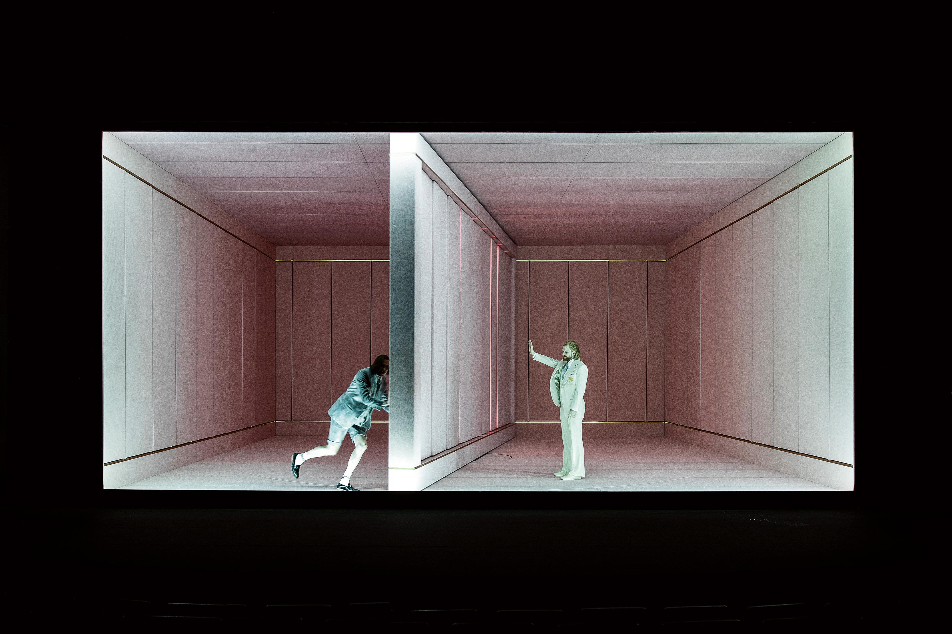 Mutation vom Heeres- zum Spielführer: Yascha Finn Nolting als Merkur und Sascha Tuxhorn als „Amphitryon" in der Regie von Anne Lenk am Staatstheater Nürnberg. Foto Konrad Fersterer