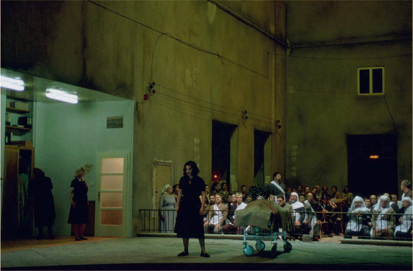 Vincenzo Bellini: Norma, Oper Stuttgart 2002. Inszenierung Jossi Wieler, Sergio Morabito, Bühne Anna Viebrock. Blick aus der Perspektive des Altarraums auf die kriegsbereiten Gallier. Norma: Catherina Naglestadt. Foto: A.T. Schaefer.