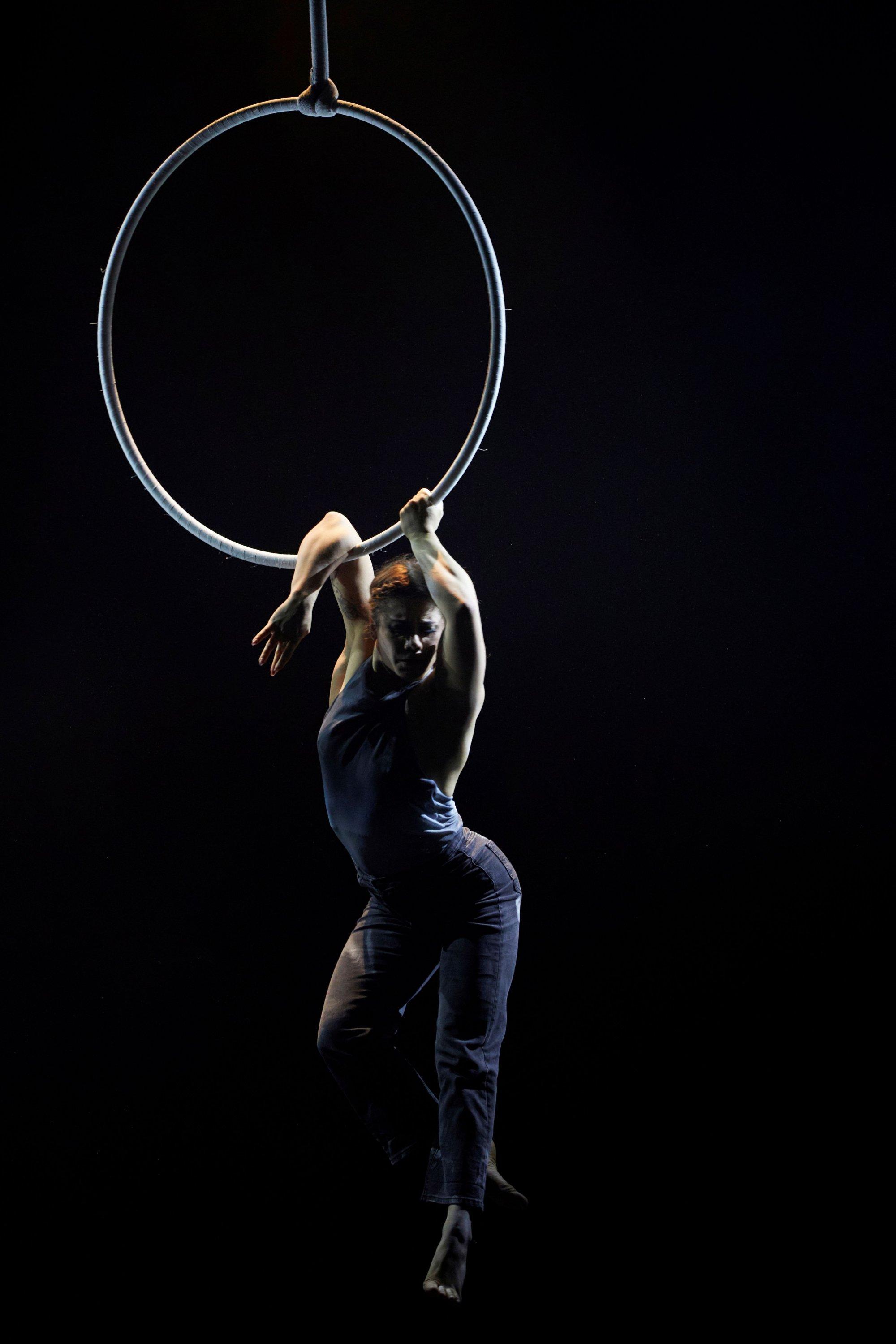 Emilia Dawiec und ihr Luftring in Kintsugi von „Machine de Cirque“ am Chamäleon Berlin.