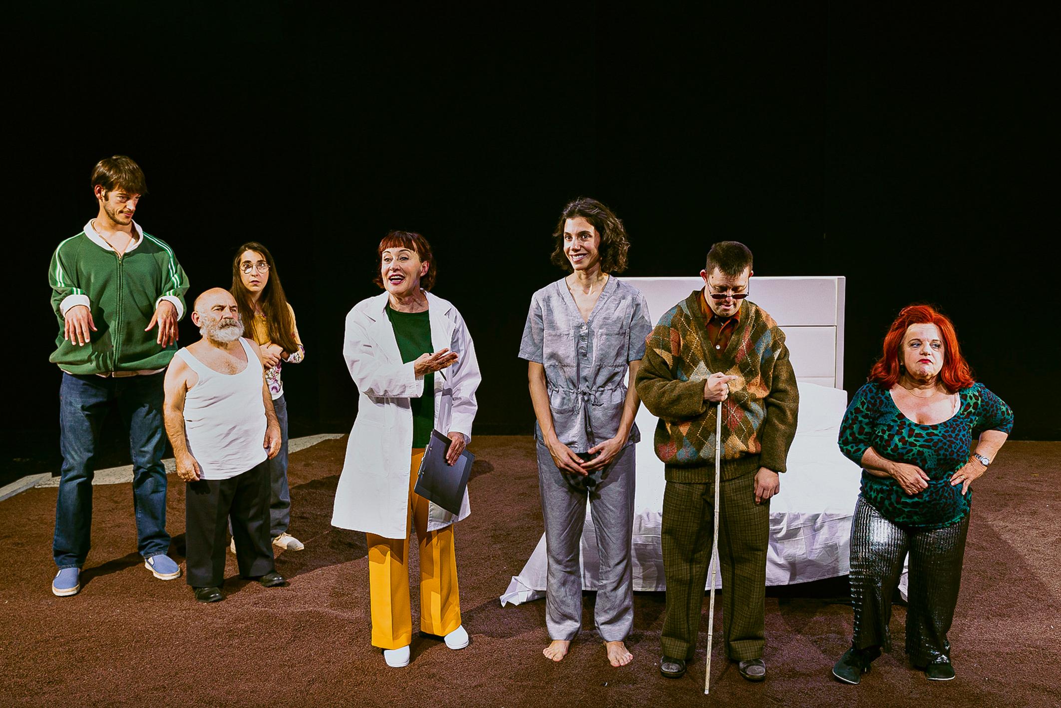 Das Ensemble von „Supernormales“ von Esther F. Carrodeguas, in der Regie von Iñaki Rikarte am Cetro Dramático National in Madrid. Foto Luz Soria