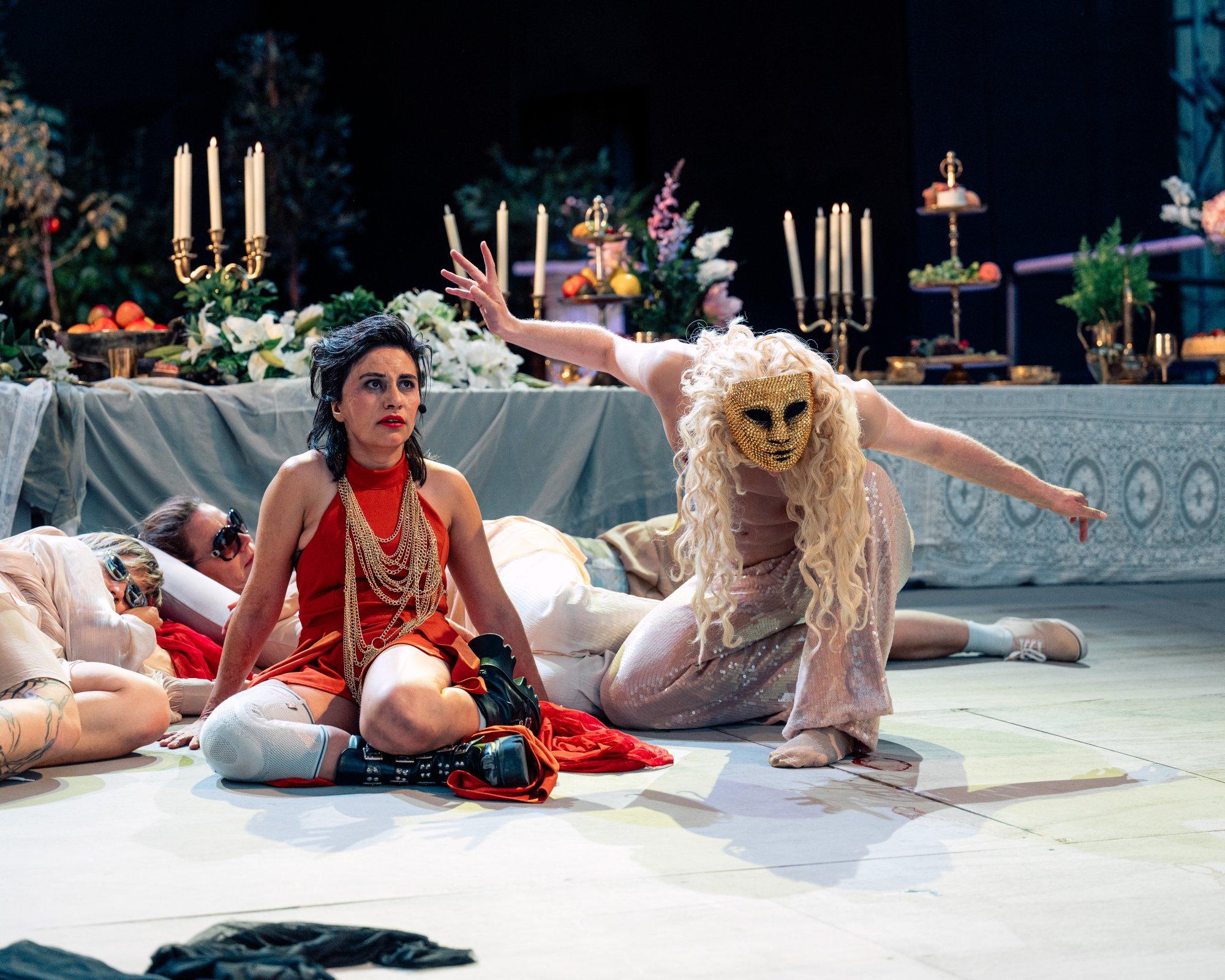Ein Gott will seiner Priesterin an die Wäsche: Saba Hosseini als Kassandra und Jonathan Perleth als Apollon in Jena.