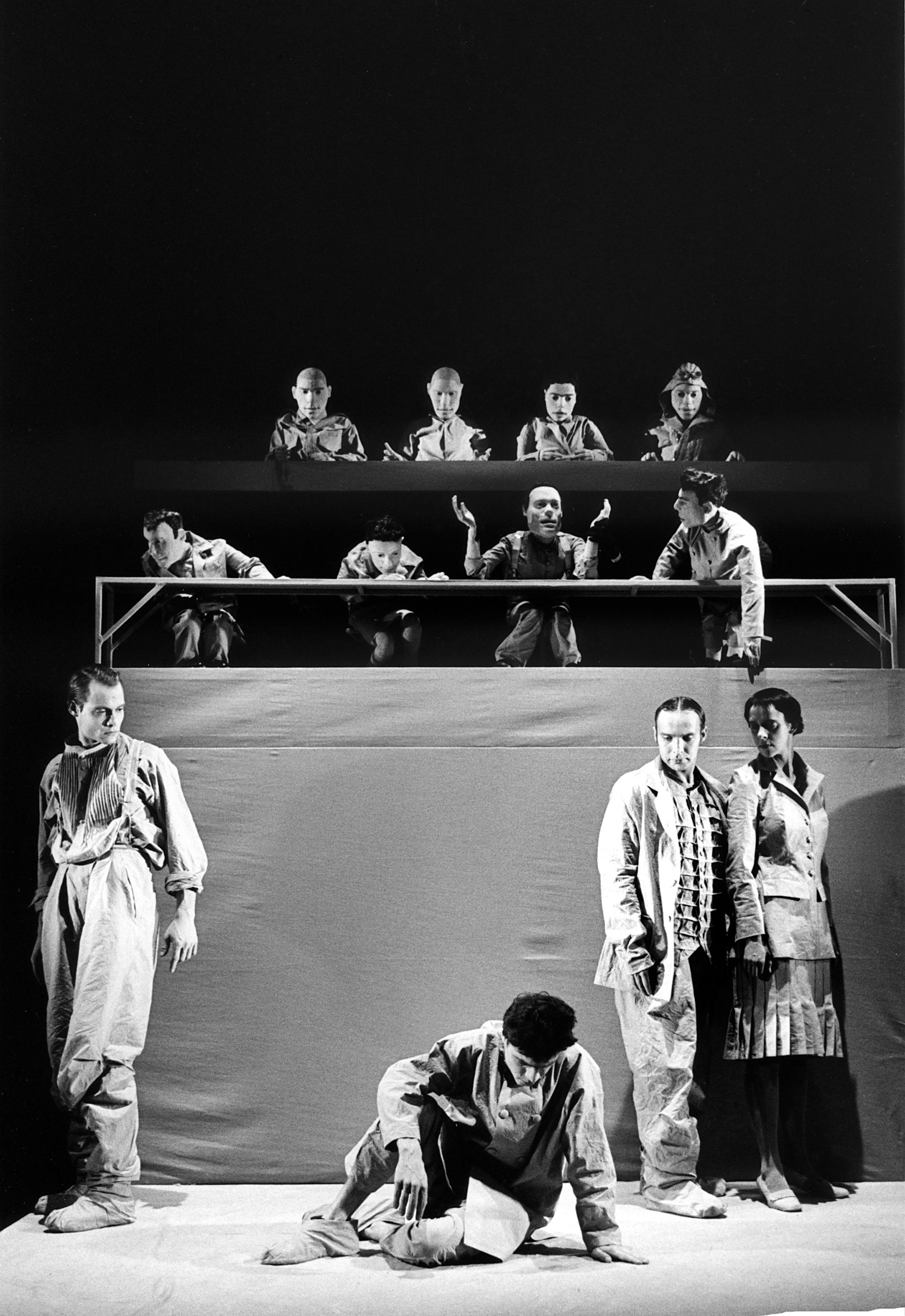 „Die Maßnahme“, Atif Hussein, Suse Wächter, Christian Weise, Peter Lutz und Schauspielstudierende, Regie Kühnel, Schuster, 1994.