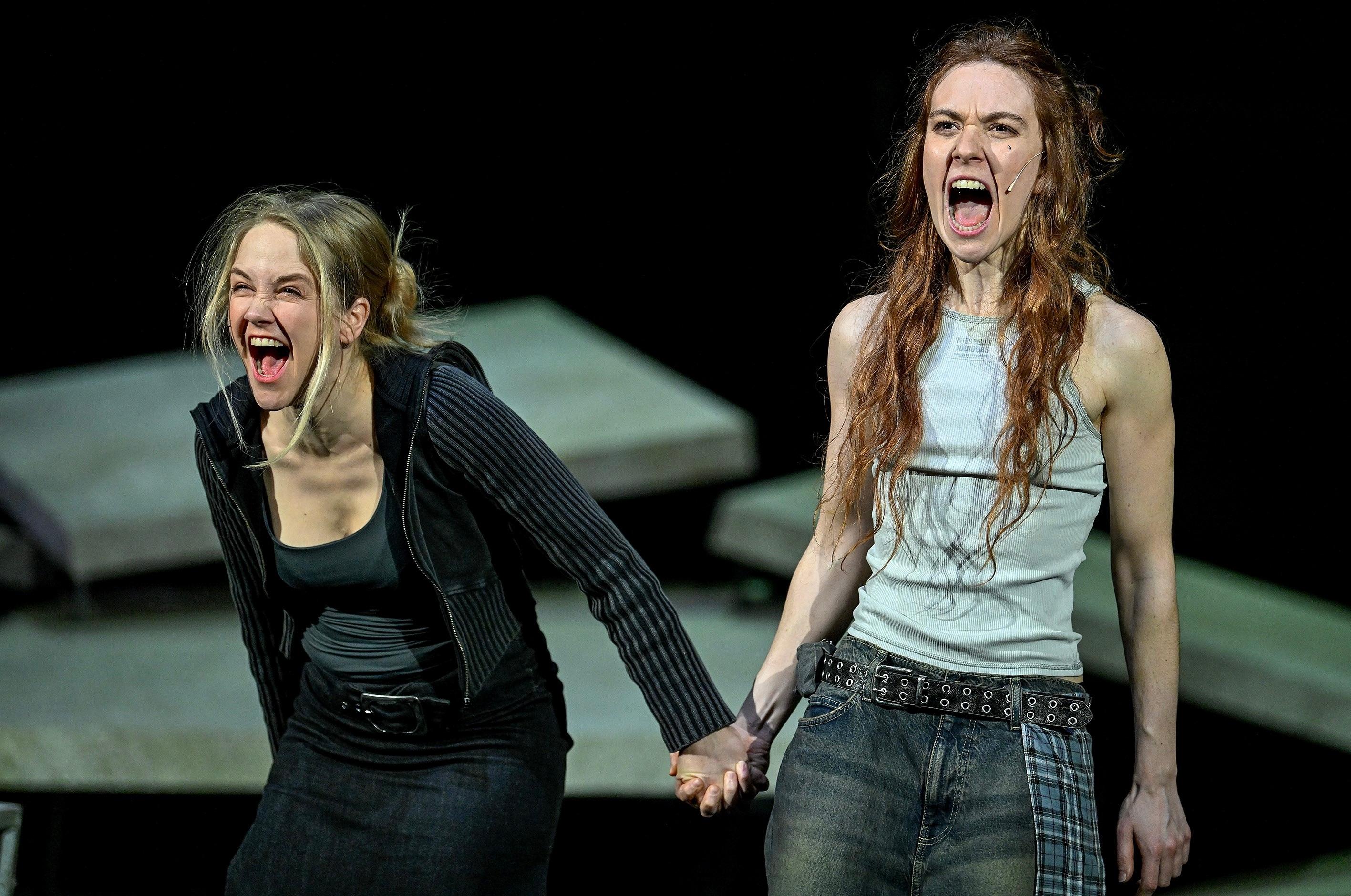 Nihan Kirmanoğlu und Ursula Hobmair in „Judith Shakespeare – Rape and Revenge“ in der Regie Laura Kutkaitė am Staatsschauspiel Dresden. Foto Sebastian Hoppe