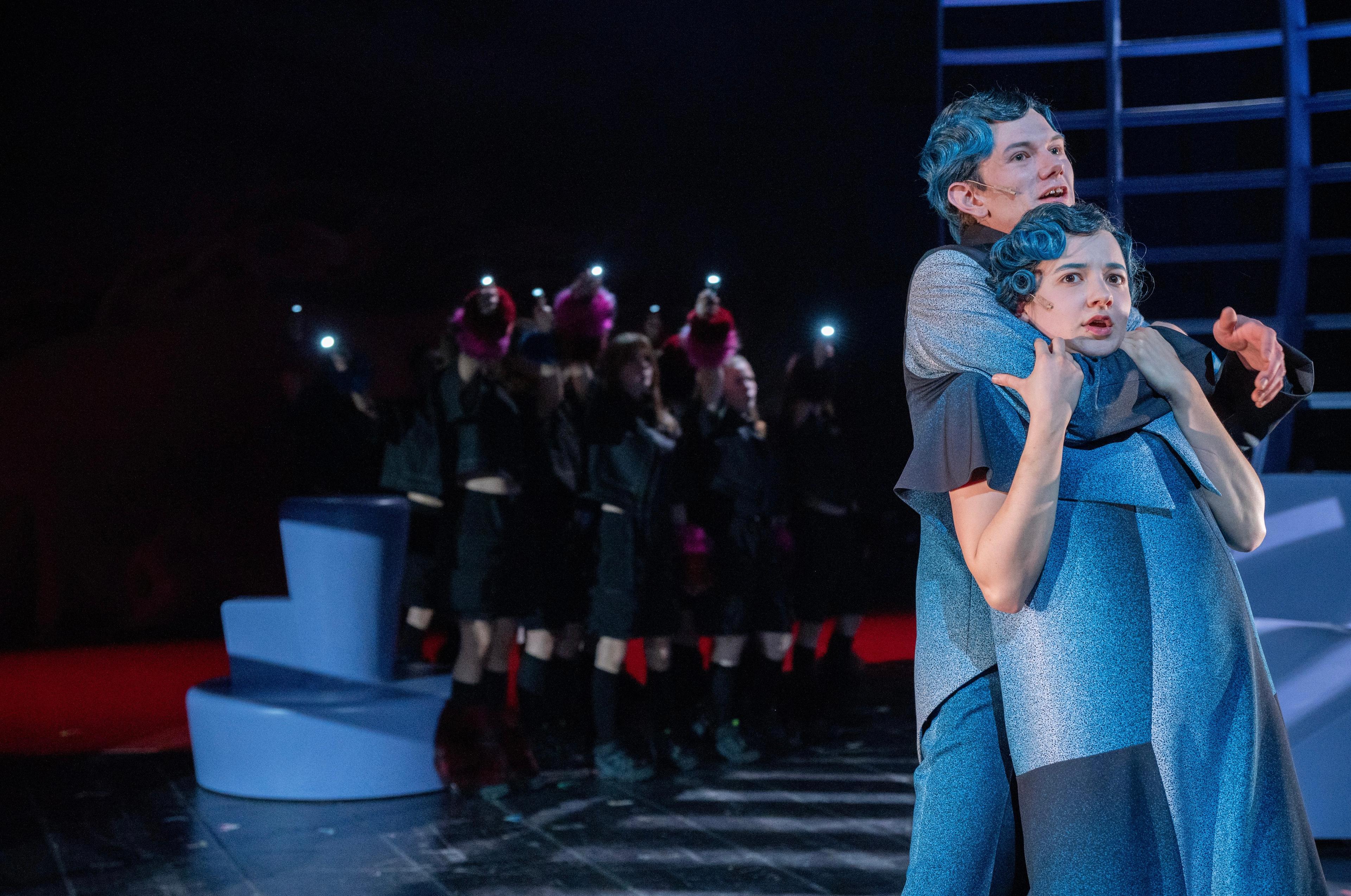Simon Löcker als Erzieher Luis) und Silvia Schwinger als Chorleiterin Luise Mohn in „Im Ferienlager“ von Olga Bach, Regie Jessica Glase am Schauspiel Stuttgart. Foto Björn Klein