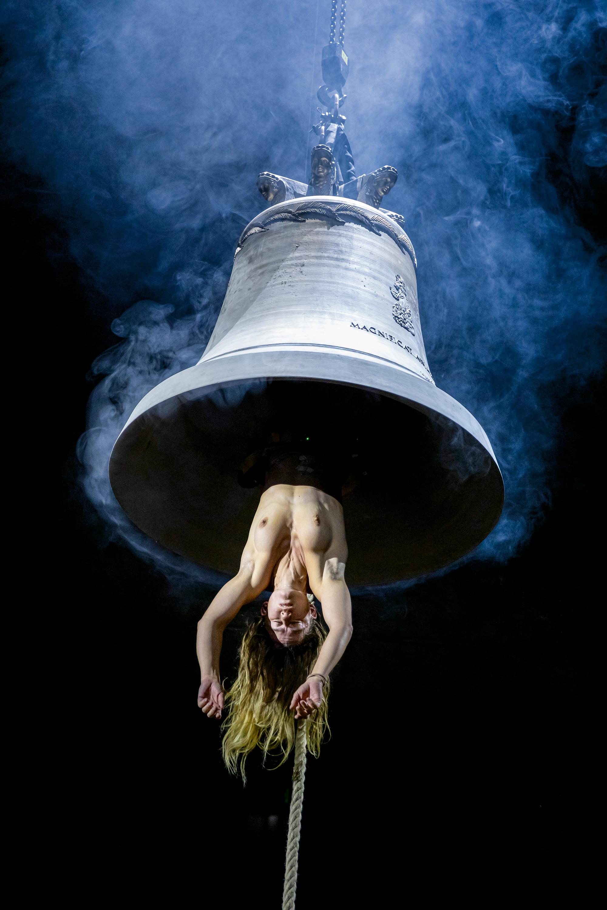 „Étude for Church“ von/by Florentina Holzinger. Bühne/Stage Nikola Knežević