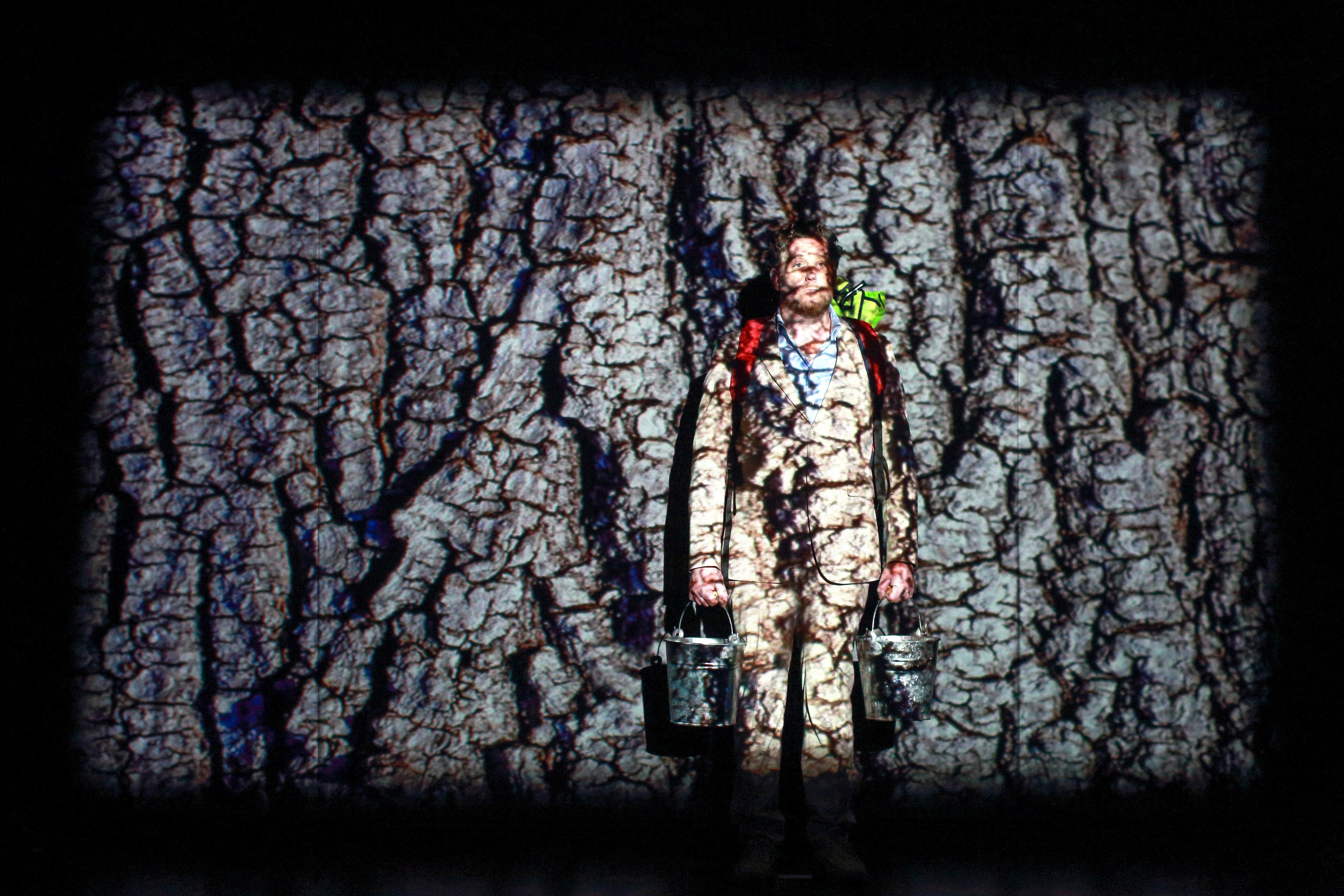 Philipp Dürschmied in „Eschenliebe“ in der Regie von Tina Brüggemann am Theater Aalen. Foto Peter Schlipf