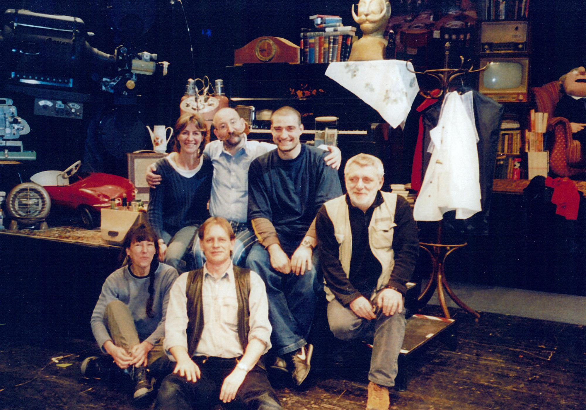 Horst Lichter mit Mitarbeiter:innen des Rheinischen Landestheaters: Oben (v. l. n. r.): Birgitt Drawer, Horst Lichter, Chris Ingmann, Willi Piel Unten (v. l. n. r.): Claudia Kurras, Alwin Stevens, 2004