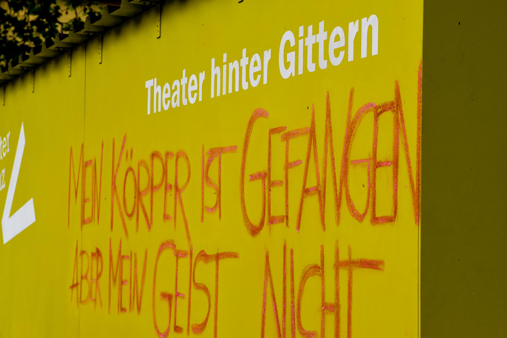 Kunstinstallation „ISOLATION“, die im Rahmen der „Theater hinter Gittern“-Fachtagung im Container auf dem Münsterplatz Konstanz aufgestellt wurde. Die Installation zeigt künstlerische Arbeiten zum Thema „Isolation“, die das ThG-Projektteam gemeinsam mit den baden-württembergischen Gefängnissen Adelsheim, Ravensburg und Schwäbisch Gmünd entwickelt hat und die im Zeitraum von 20. Juni bis 19. Juli 2021 zu sehen waren