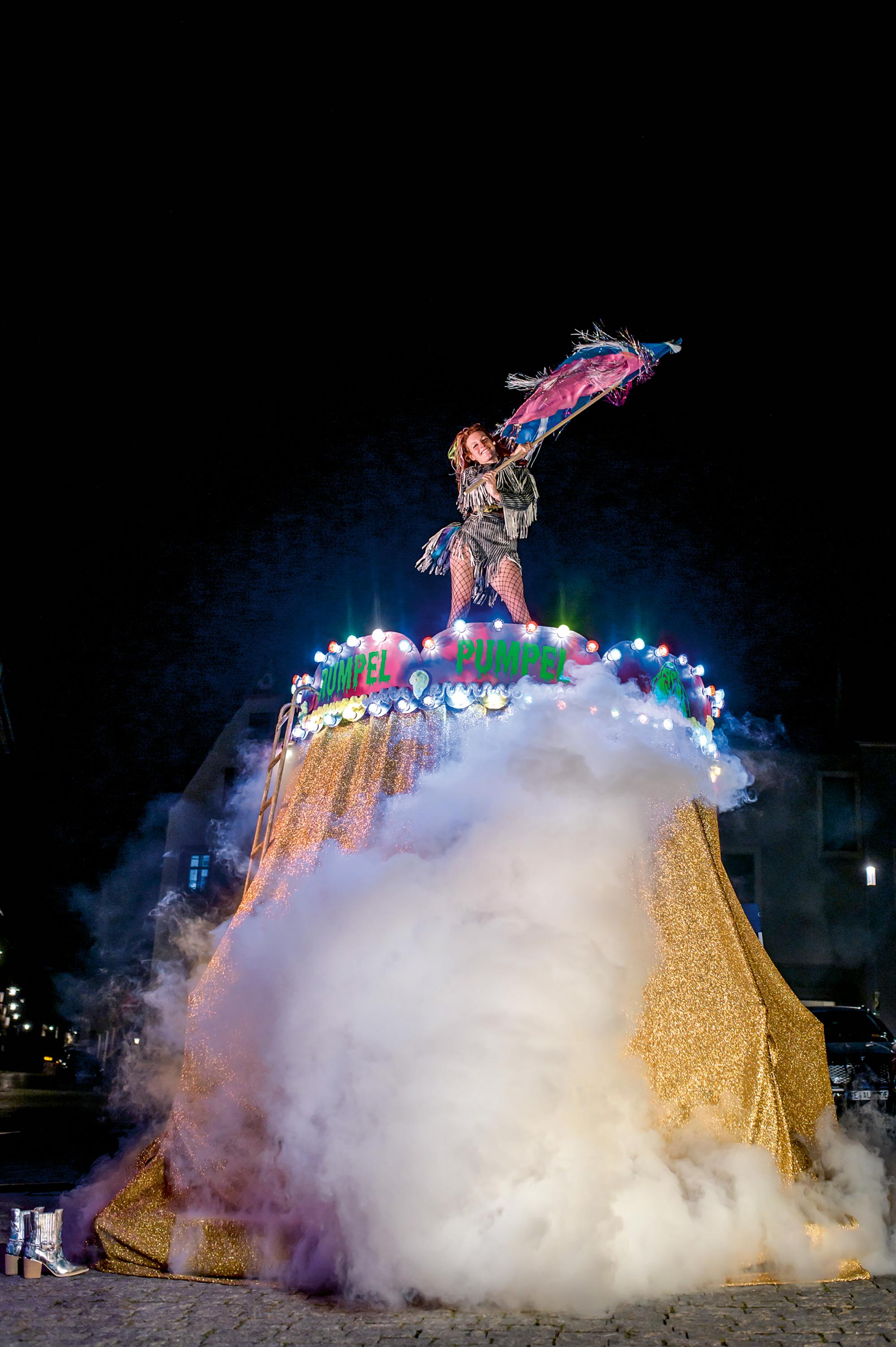 Szene aus „Das Hotel im Karussell“, Konzept und Regie Rumpel Pumpel Theater. Ko-Produktion Thüringer Theaterverband e. V., LOFFT – DAS THEATER, Kunstfest Weimar