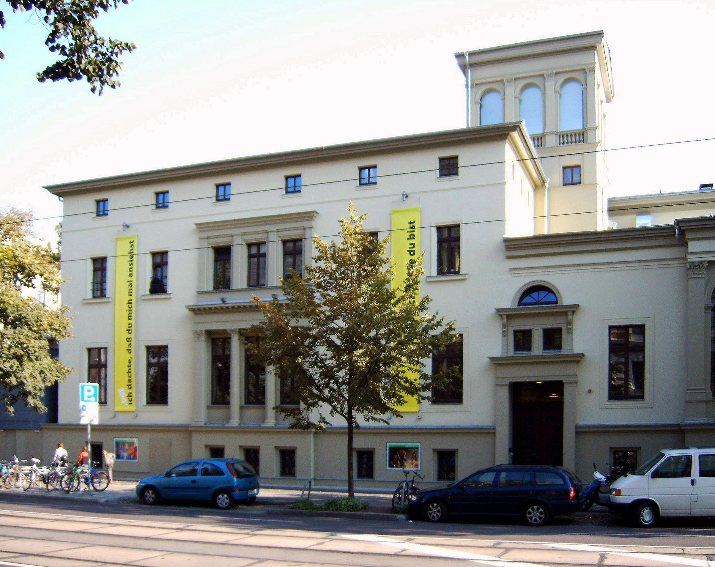 Schauspielhaus Magdeburg, Westseite.