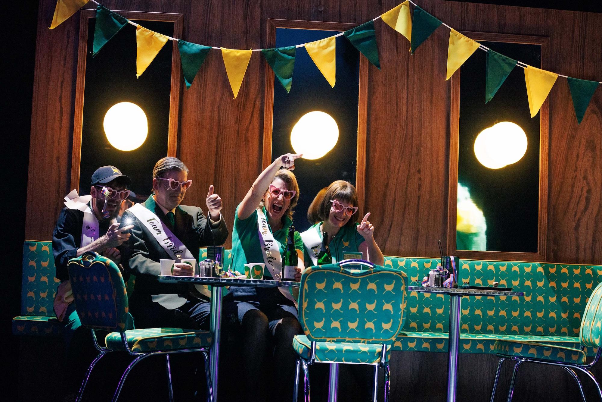 Eine selbstgerechte Herrengesellschaft goes Pop-Oper: „Geschichten aus dem Wiener Wald“ von Johannes Hofmann nach Ödön von Horváth inszeniert von Tom Kühnel am Badischen Staatstheater in Karlsruhe.