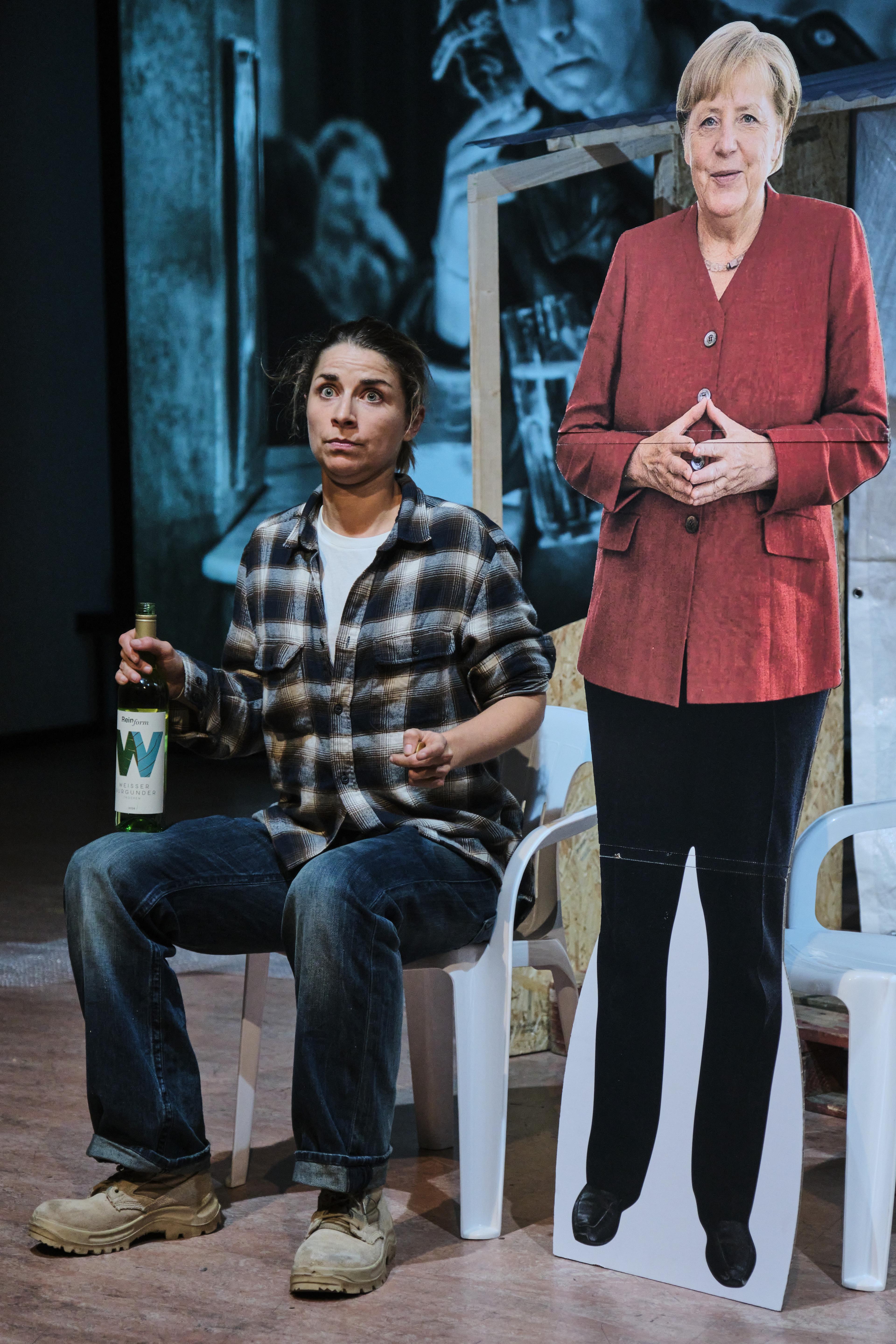 Jaëla Probst in „Angelaland“ von Juliane Hendes (Text) und Romy Rexhäuser (Bühne und Kostüme) beim Monologfestival am td Berlin. Foto Raphael Howein