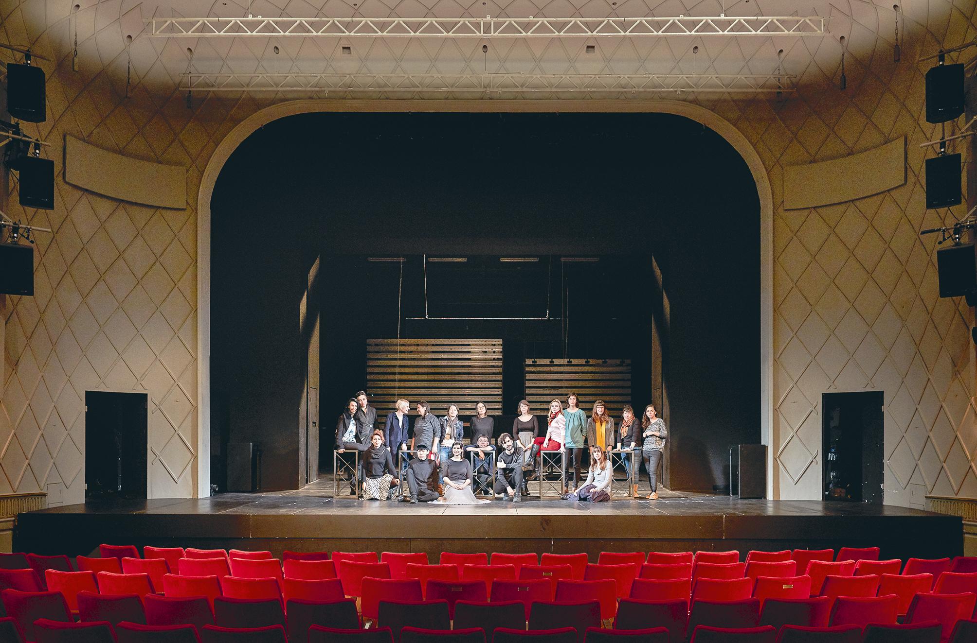 Das Team des 2. Berliner Herbstsalons und die Künstler*innen des Masterstudiengangs Public Art and New Artistic Strategies der Bauhaus-Universität Weimar auf der Gorki-Bühne (2015)