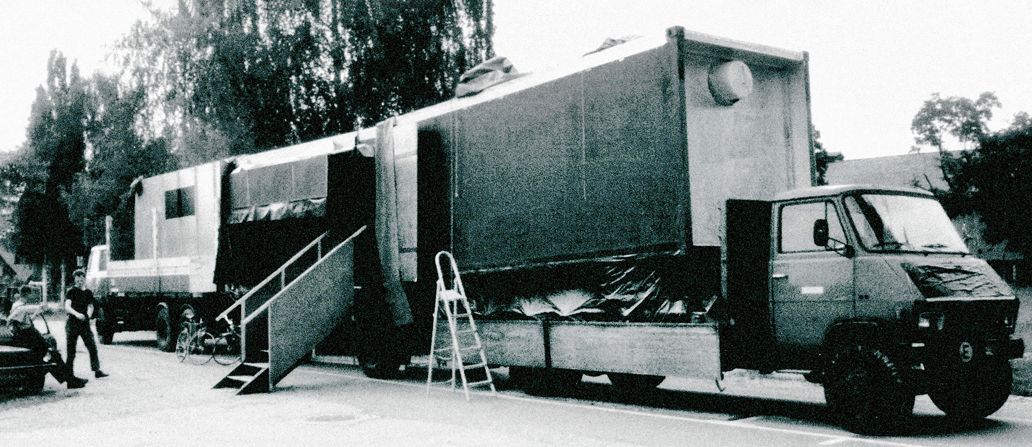 Tode von My friend Martin, 1990, Drei mobile Transportcontainer / Messeparkplatz Graz, Regie: Martin Kušej, Kostüme: Aglaia Foitl