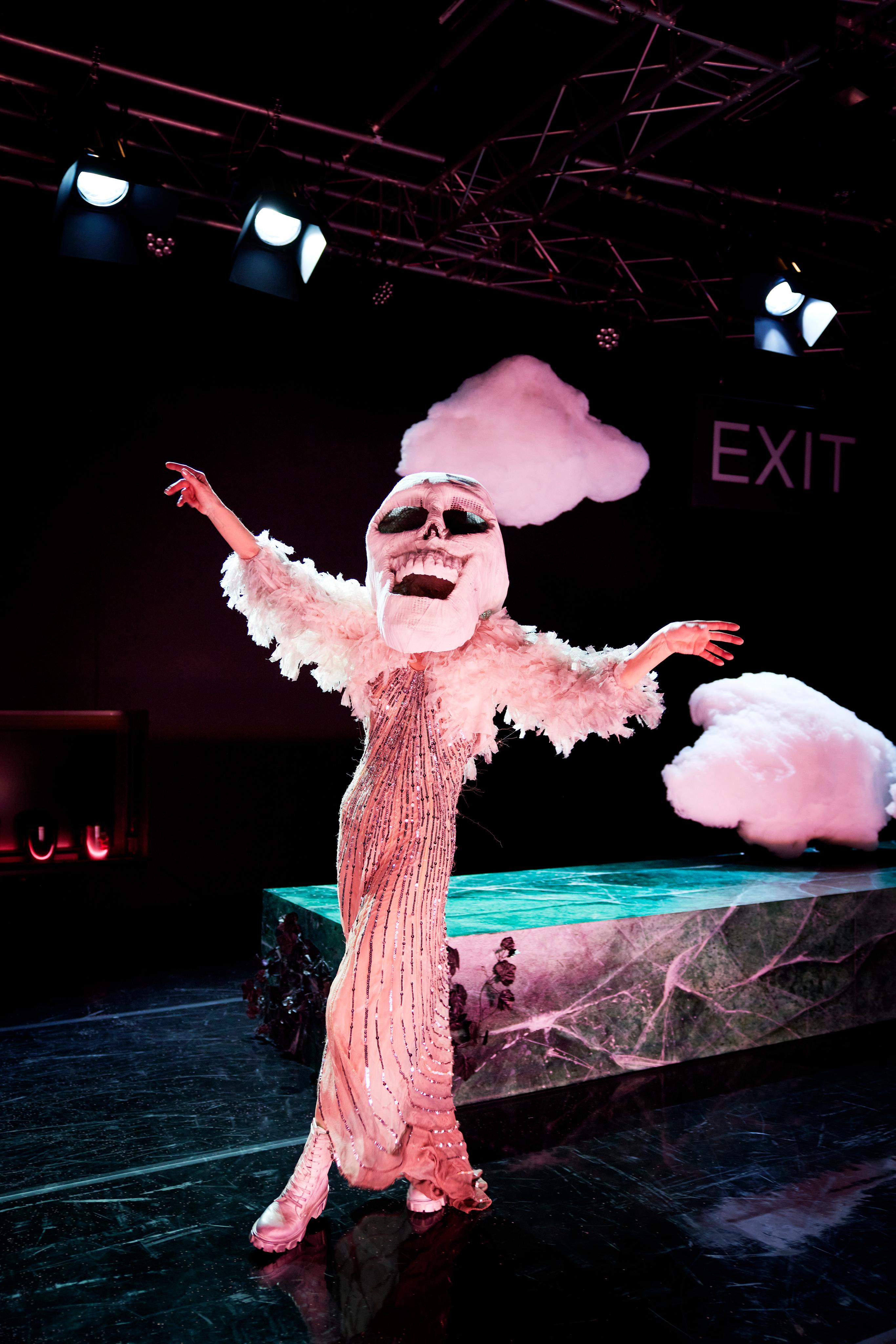 Annette Büschelberger, hier mit Totenmaske, verkörpert den Tod in Wenzel Winzers Rechercheprojekt  „Exit - Sterben für Anfänger*innen“ am Staatsschauspiel Nürnberg