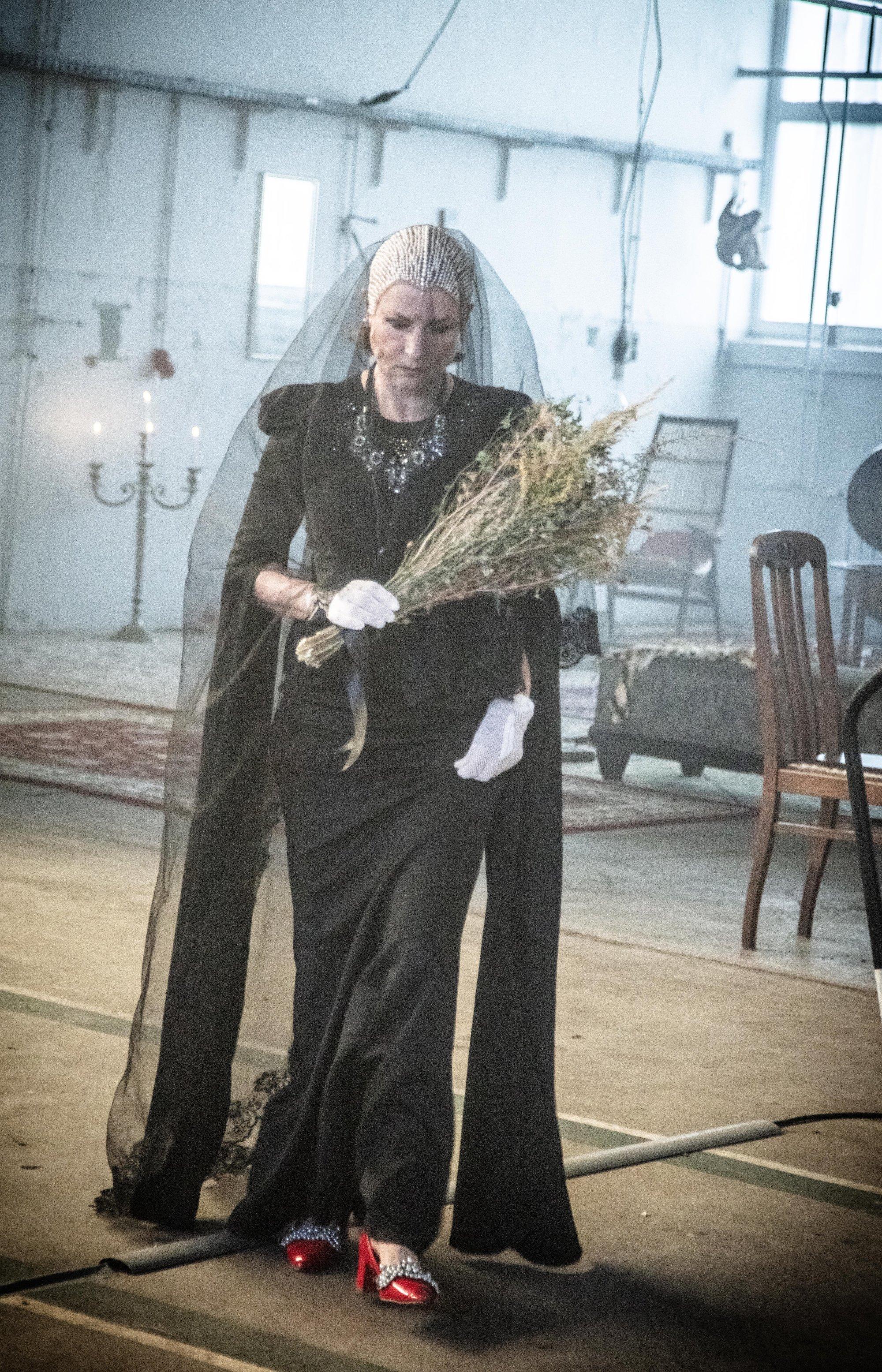 Corinna Harfouch als Gertrud in Marcel Kohlers „Hamlet“ beim Lausitz Festival