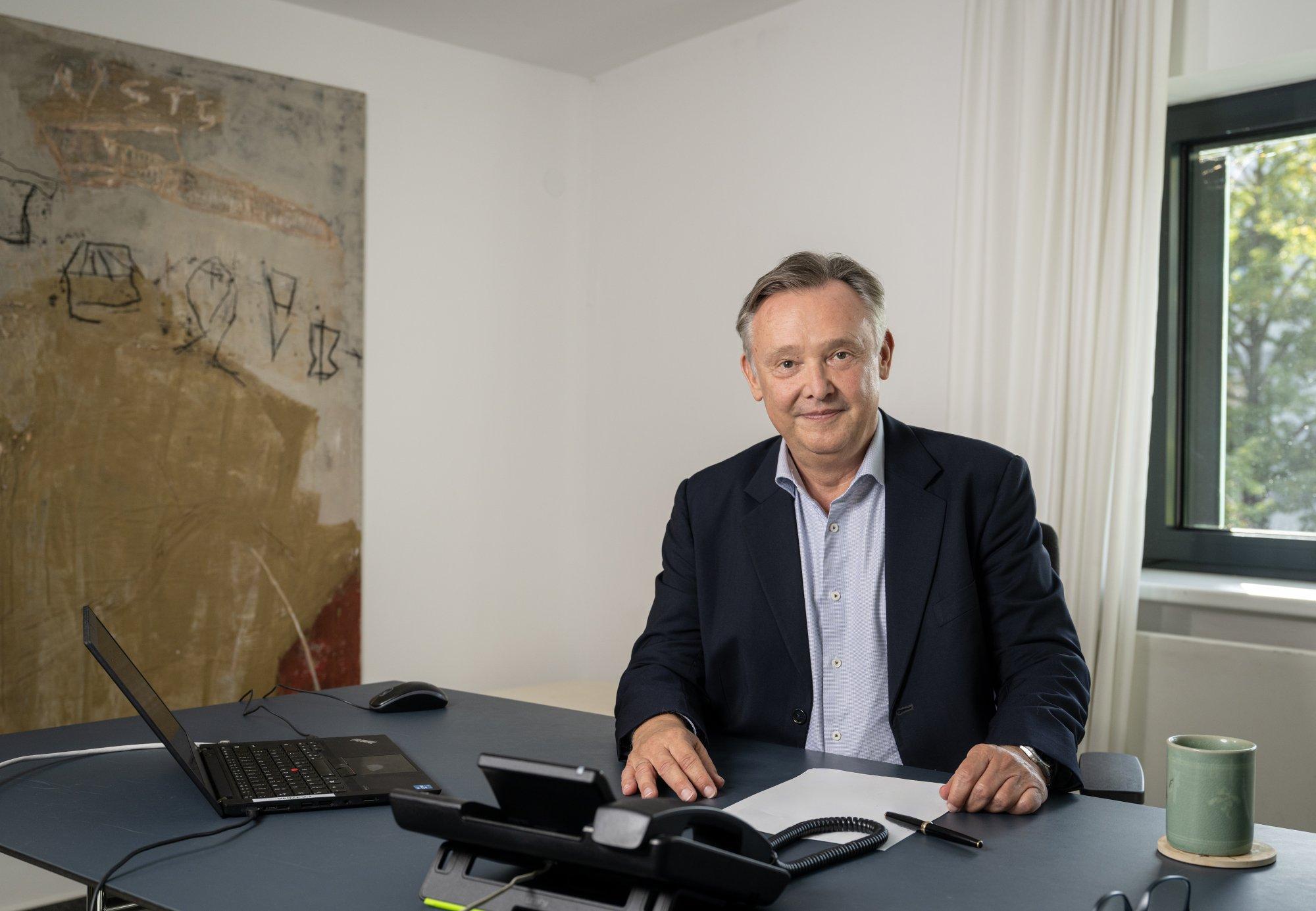 Bonns Generalintendant Bernhard Helmich wehrt sich gegen die Schließung des Schauspiels.