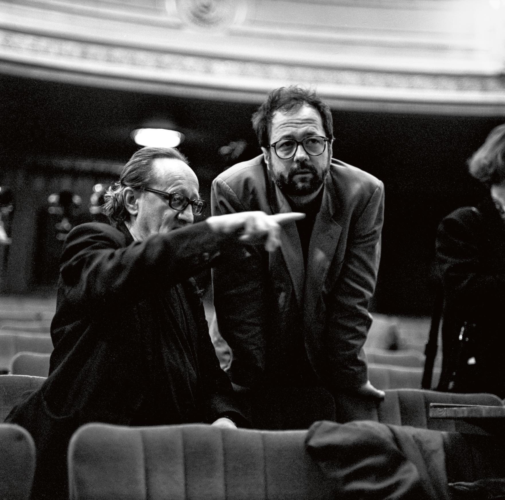 Heiner Müller mit Erich Wonder während der Proben zu „Hamlet / Maschine“ im Parkett des Deutschen Theaters Berlin, 1990