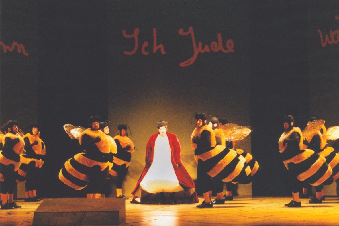 Abbildung 15: Nabucco. Inszenierung: Hans Neuenfels. Susan Neves (Abigaille), Chor. Deutsche Oper Berlin 2000. Foto: Detlef Kurth