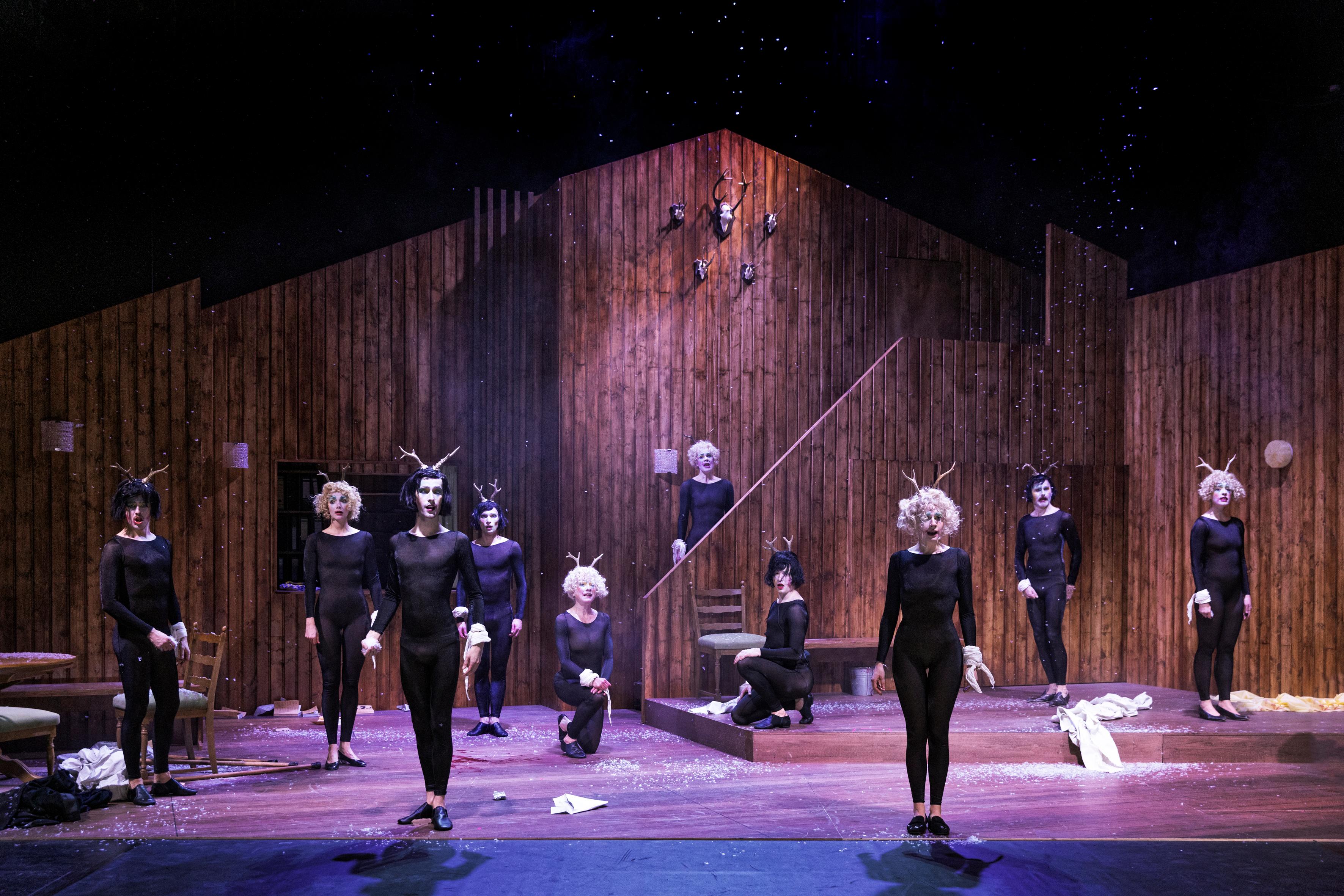 Das Ensemble von „Hamletmaschine“ am Theater Magdeburg, Regie Clara Weyde, Bühne Louisa Robin, Kostüm Clemens Leander. Foto Gianmarco Bresadola