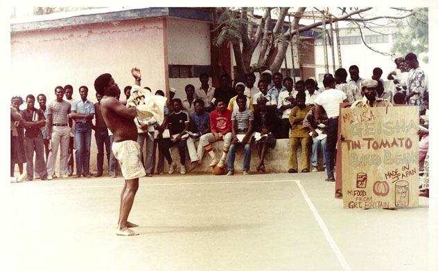 Szene aus einer Aufführung von Wole Soyinkas Guerilla-Theater in Zaira, Nordnigeria, 1983. Foto Joachim Fiebach