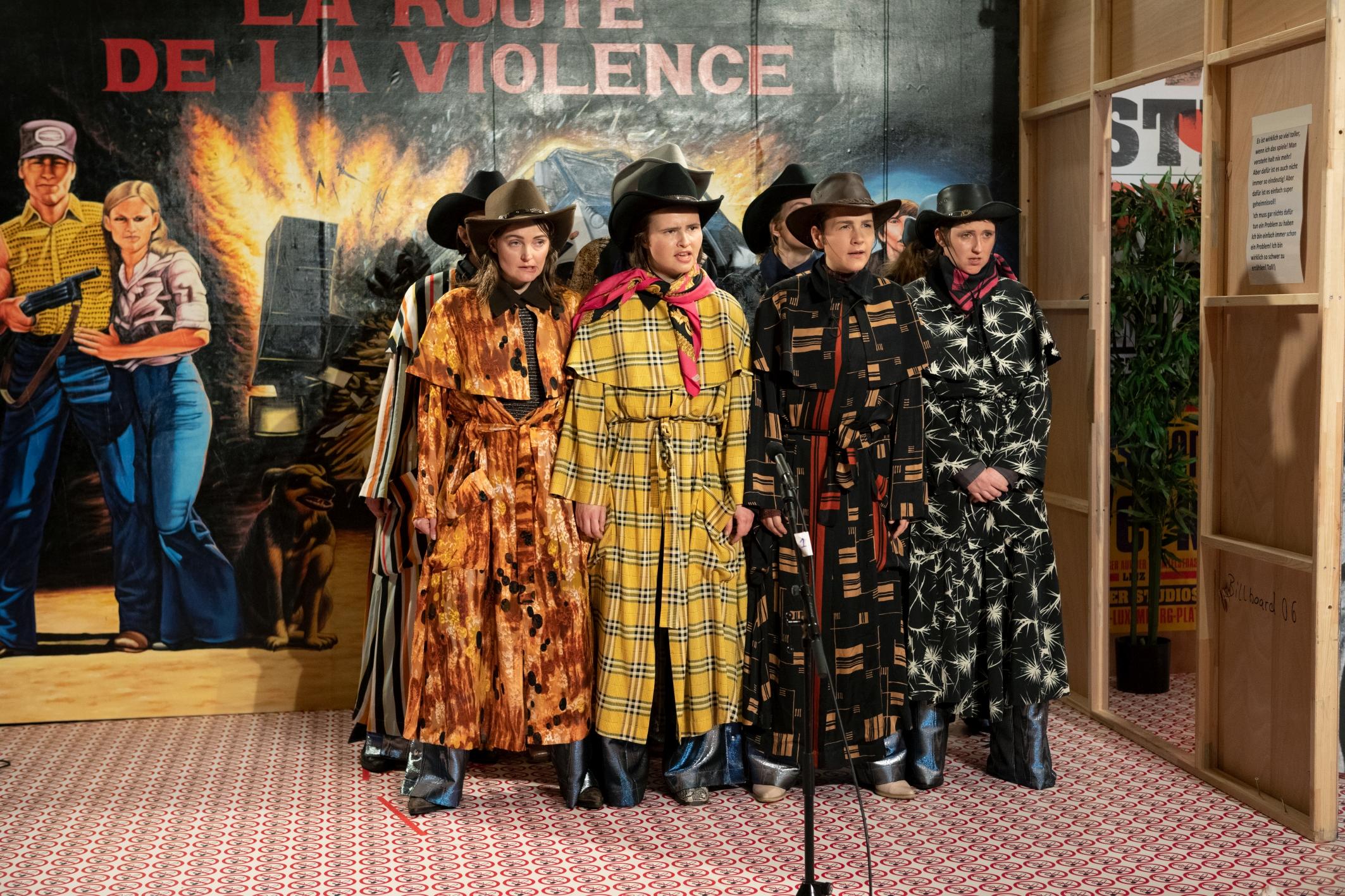 Birte Schnöink, Lisa Hrdina, Nehle Breer und Marie Jordan in „Die Chor“ in der Regie von Hannah Dörr, Nele Stuhler und Irina Sulaver. Foto Ackermann-Simonow-Kahn