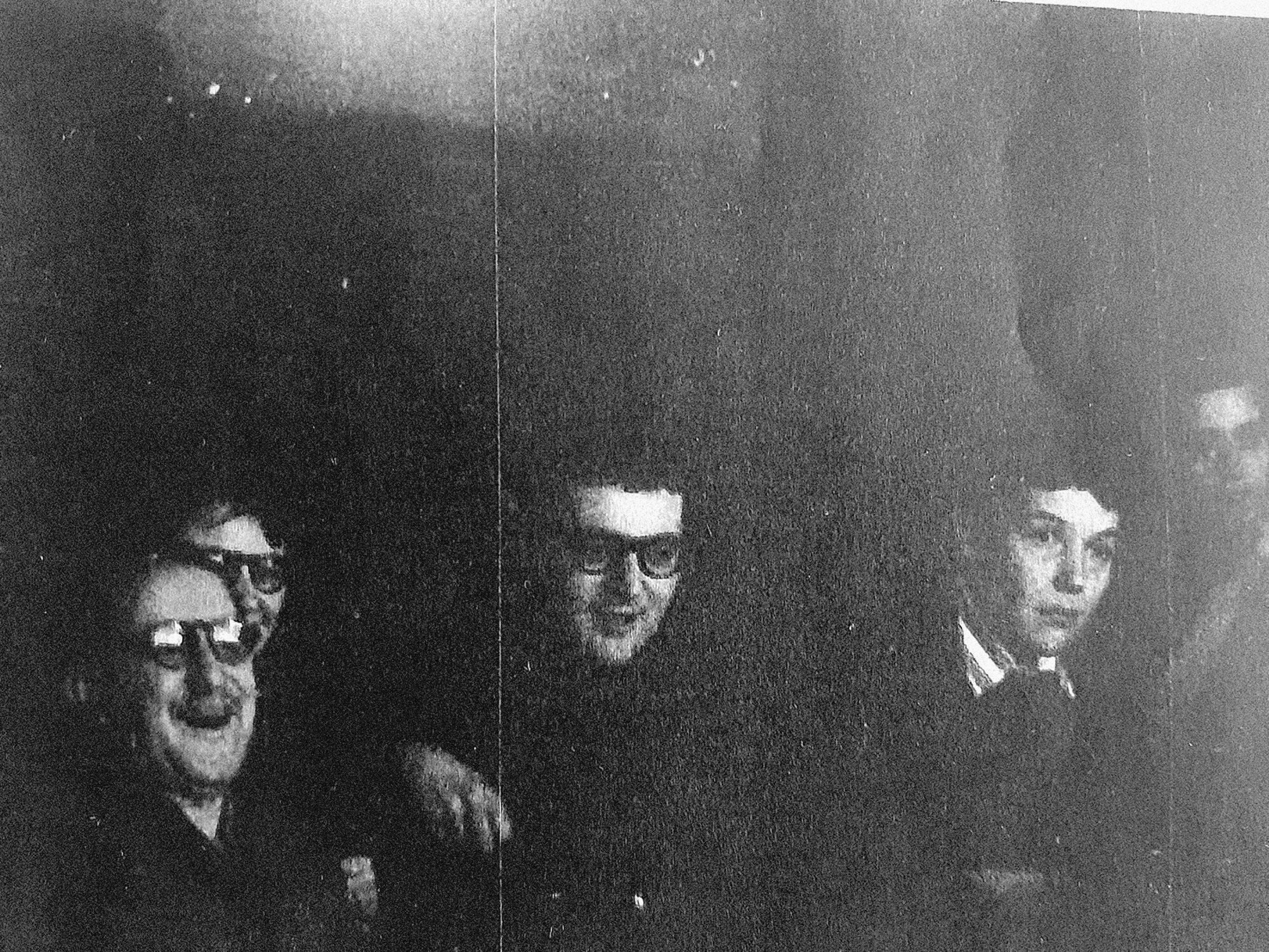 Bertolt Brecht mit Assistent:innen auf der Probe von Die Ziehtochter von Alexander Ostrowski im Berliner Ensemble, 1955.