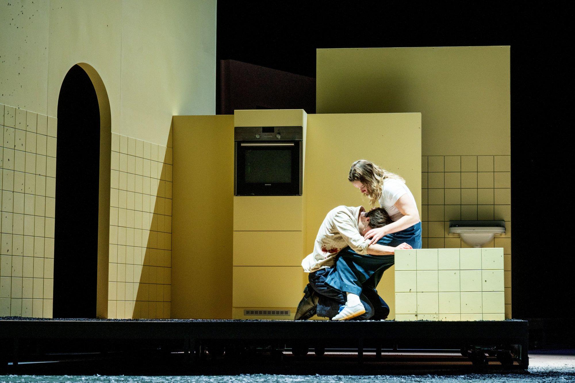 „Deutsches Haus“ nach dem Roman von Annette Hess in der Regie von Jorinde Dröse am Thalia Theater Hamburg.