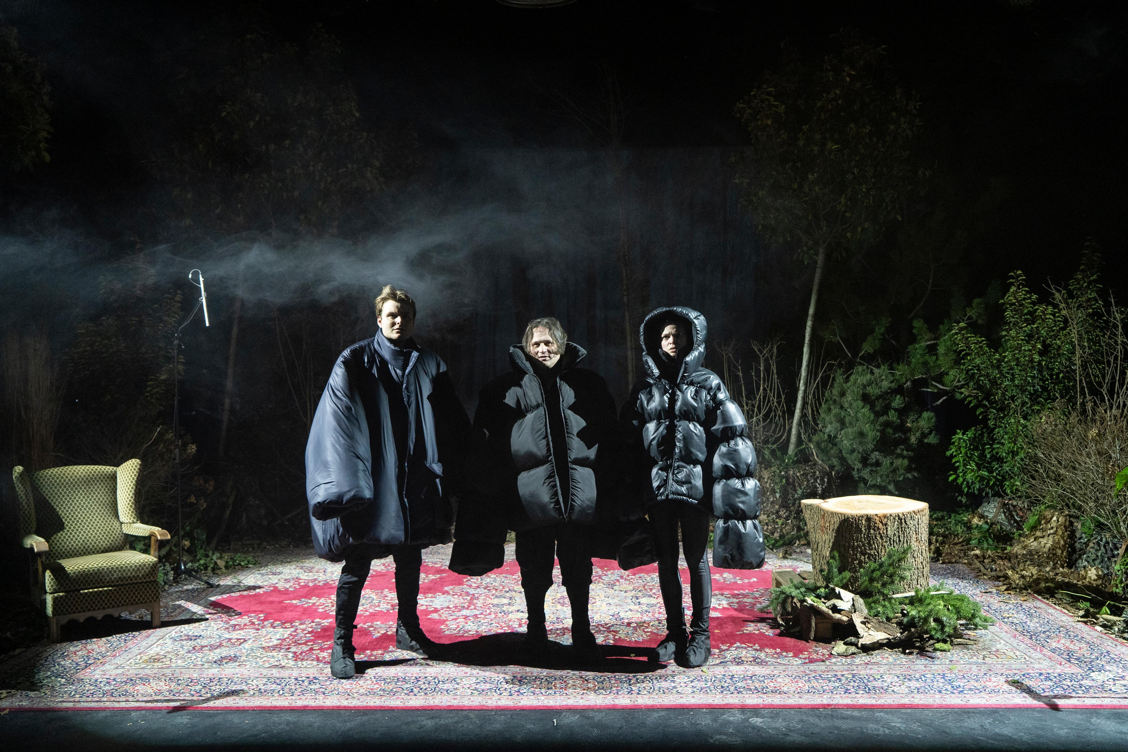 Die Spieler:innen J. Zilinske, F. Menendez und M. Schulte-Werning in der Uraufführung „Kein Plan (Kafkas Handy)“ am Theater an der Ruhr Mühlheim.