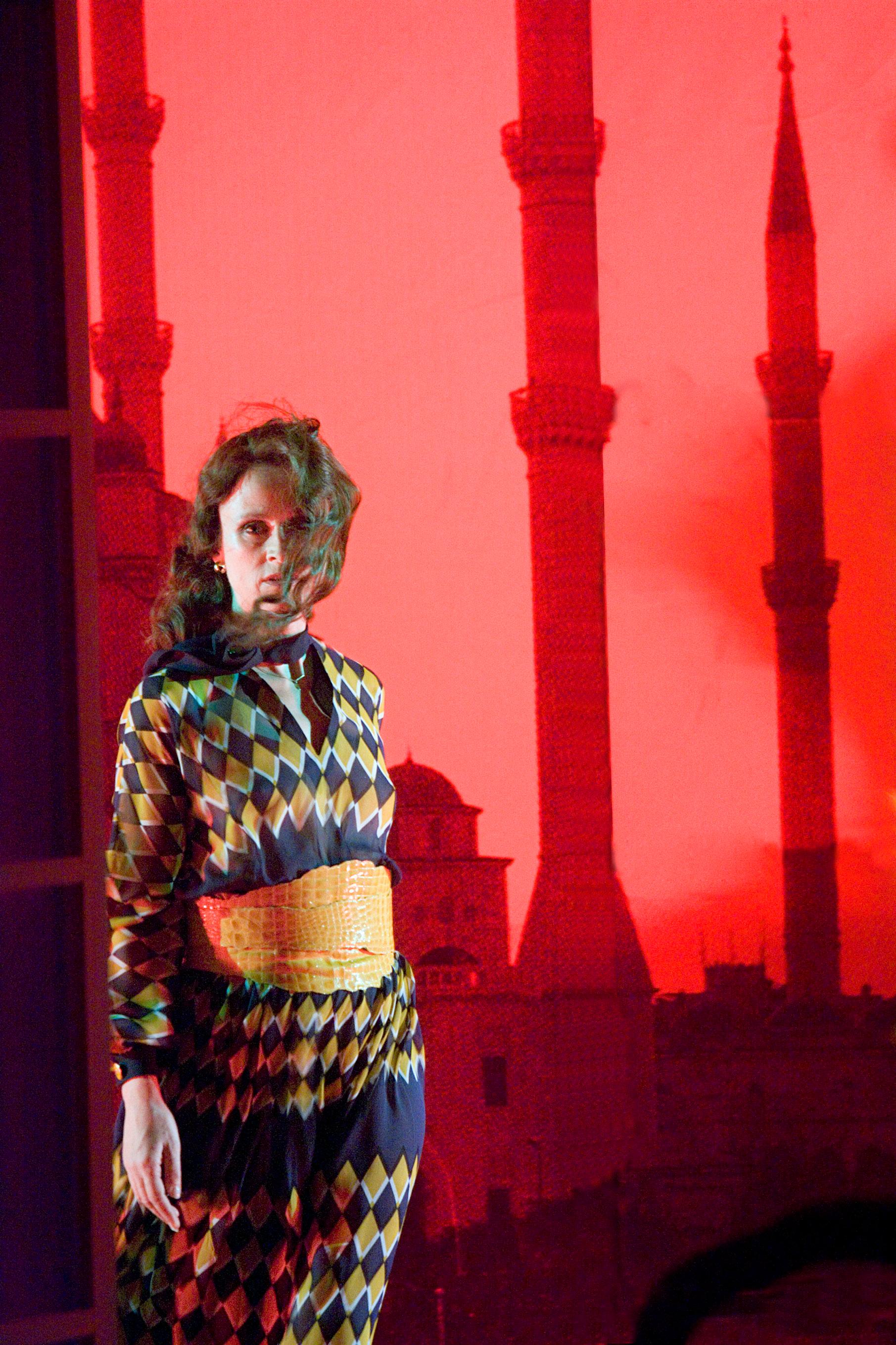 Sophie Rois in Diktatorengattinnen von René Pollesch an der Volksbühne am Rosa-Luxemburg-Platz 2007. Regie René Pollesch, Bühne und Kostüme Bert Neumann