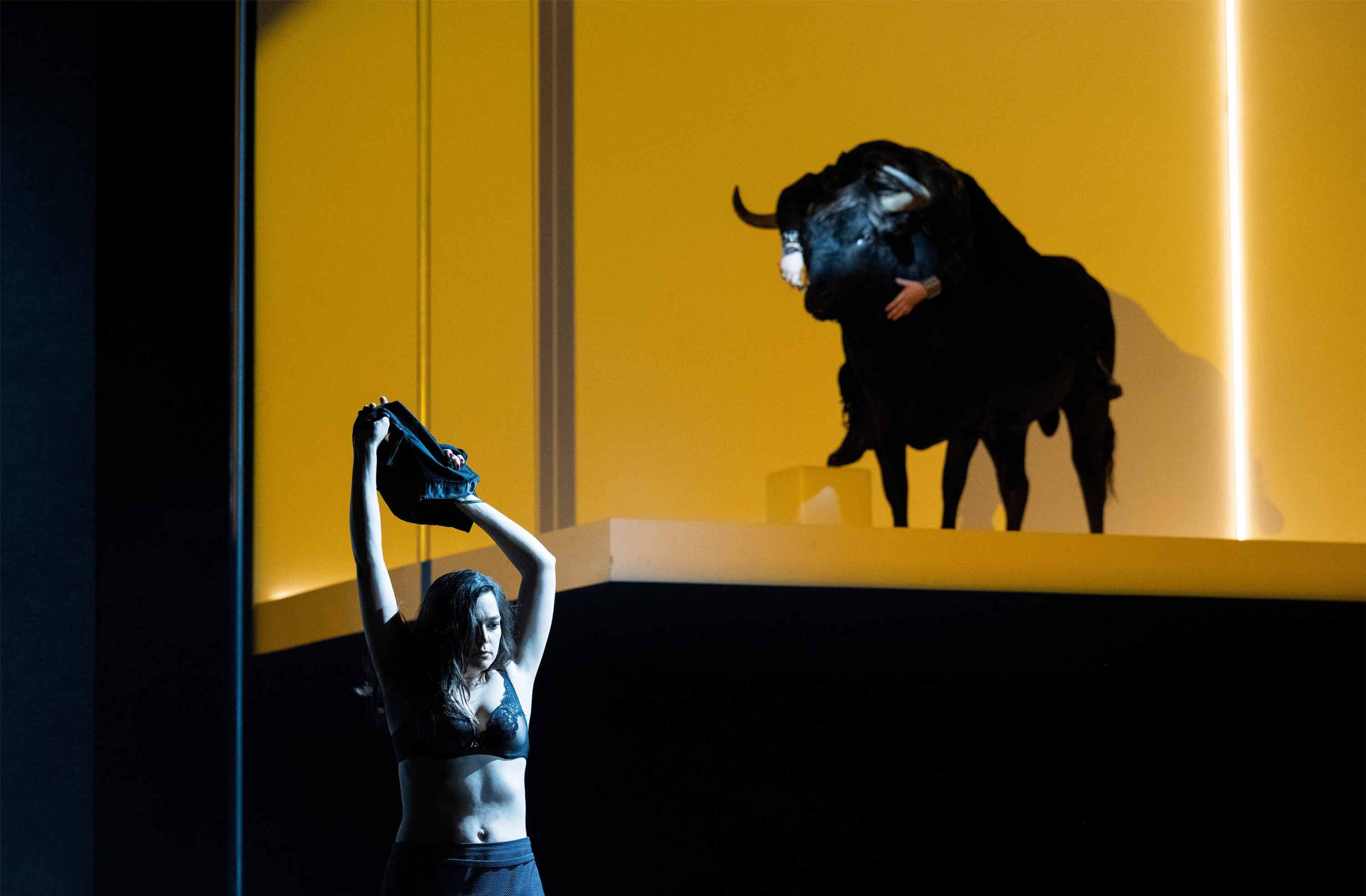 Sophie Junker und Beth Taylor in Calixto Bieitos Inszenierung von Eliogabalo am Opernhaus Zürich. Foto: Monika Rittershaus