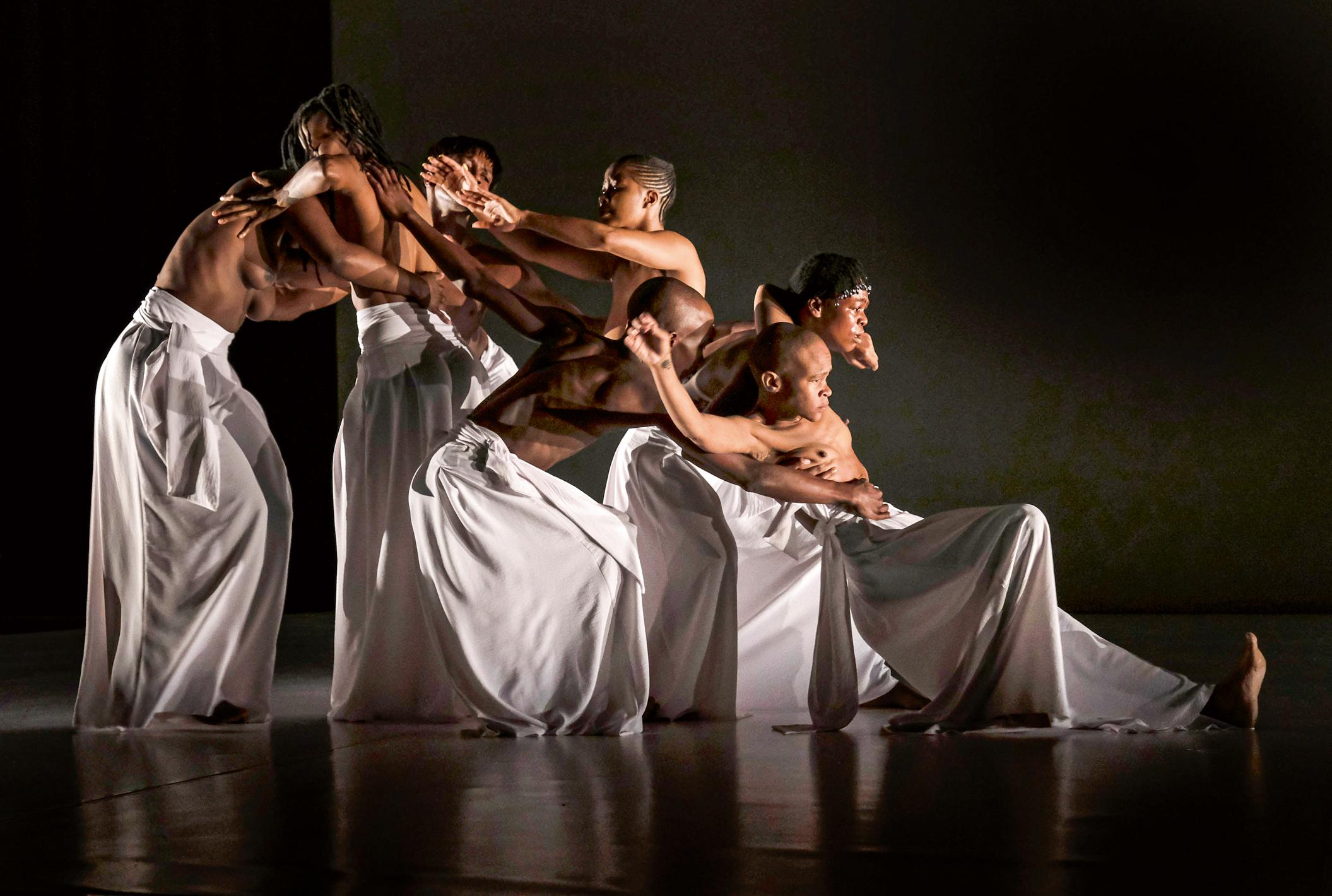 Radikal und komisch zugleich: Die Choreografin und Tänzerin Dada Masilo unterwandert mit Tänzen der afrikanischen Tradition die ätherischen Traumwelten der westlichen Klassik. Foto John Hogg