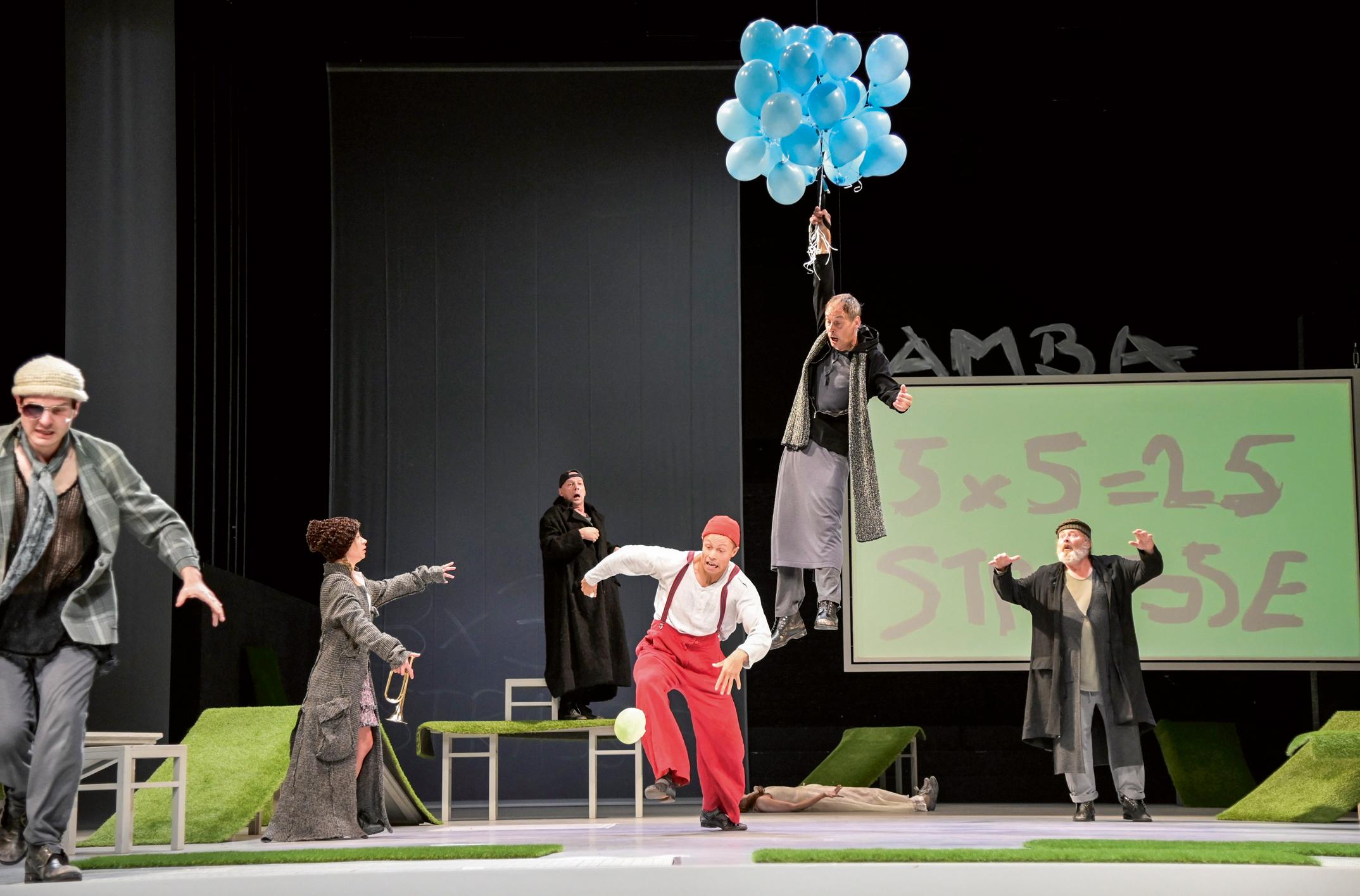 Mit „Das Wunder von Mailand“ kommt in Rostock ein Klassiker des Arthouse-Kinos auf die Bühne. Foto Dorit Gaetjen