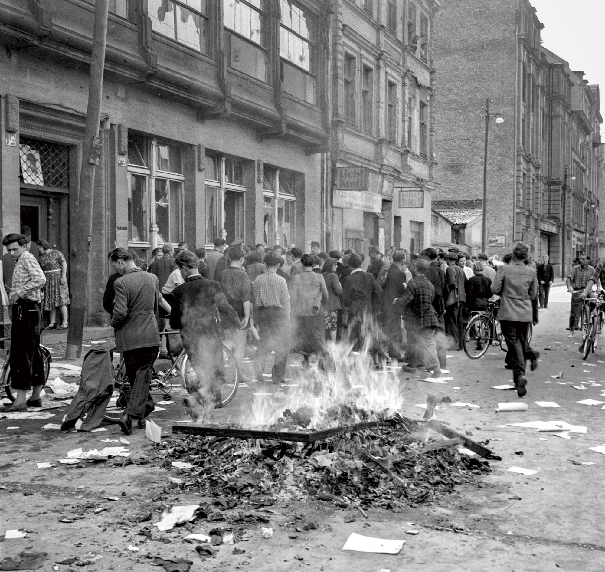 Nach vorangegangenen Streiks in Ost-Berliner Betrieben versammeln sich am 17. Juni 1953 Demonstrant:innen in den Straßen von Berlin