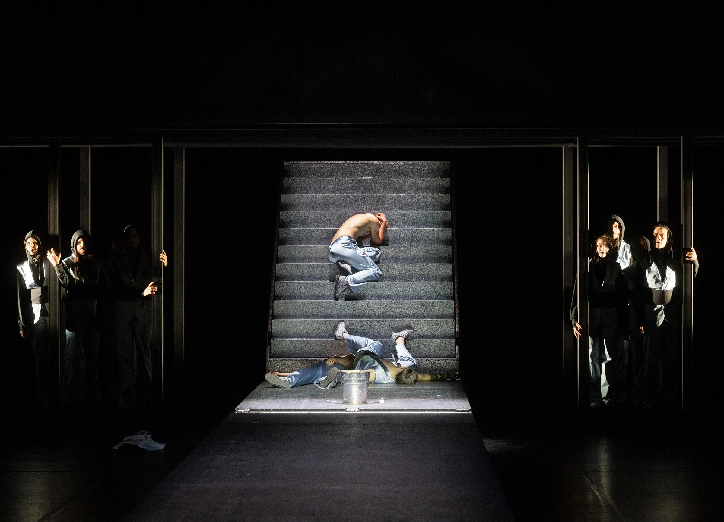 Die Treppe zum Thron: „Die Orestie“ am Mecklenburgischen Staatstheater. Foto Silke Winkler