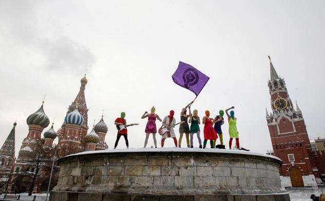 Pussy Riot 2012 auf dem Roten Platz in Moskau. Foto Denis Sinyakov